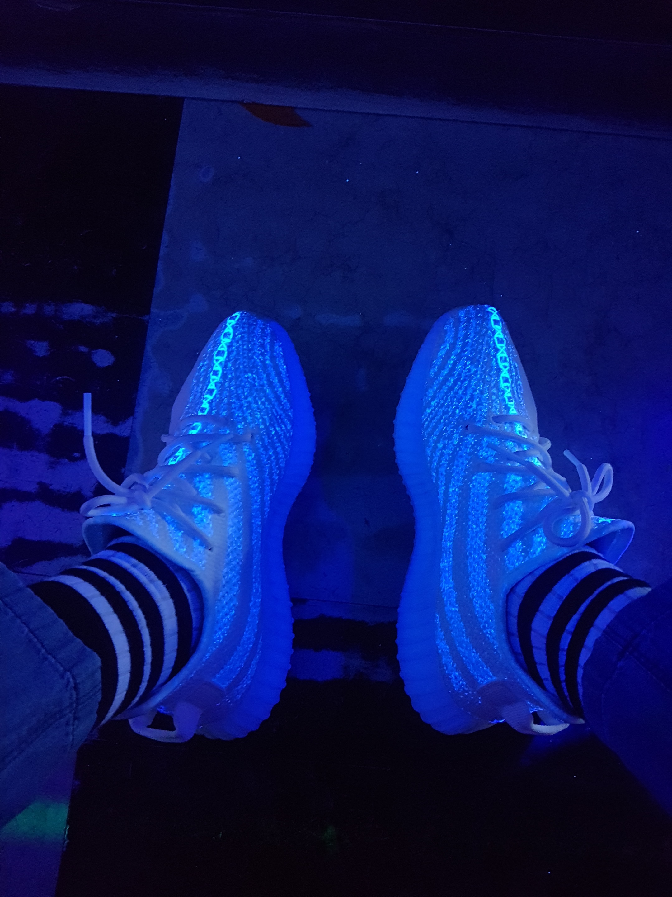 Adidas Yeezy Boost 350 V2 Cream/Triple White 착용 스타일 - 3