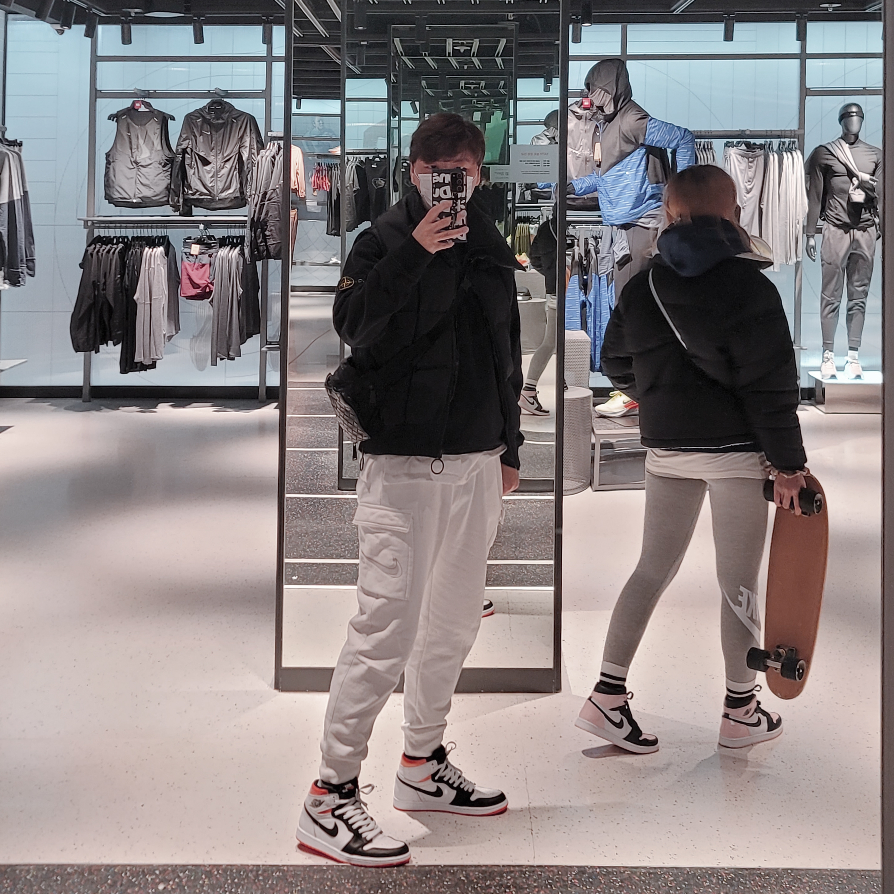 (W) Jordan 1 Retro High OG Atmosphere, Nike x Drake Nocta Cardinal Stock Essential Hoodie Navy - Asia 착용 스타일 - 1