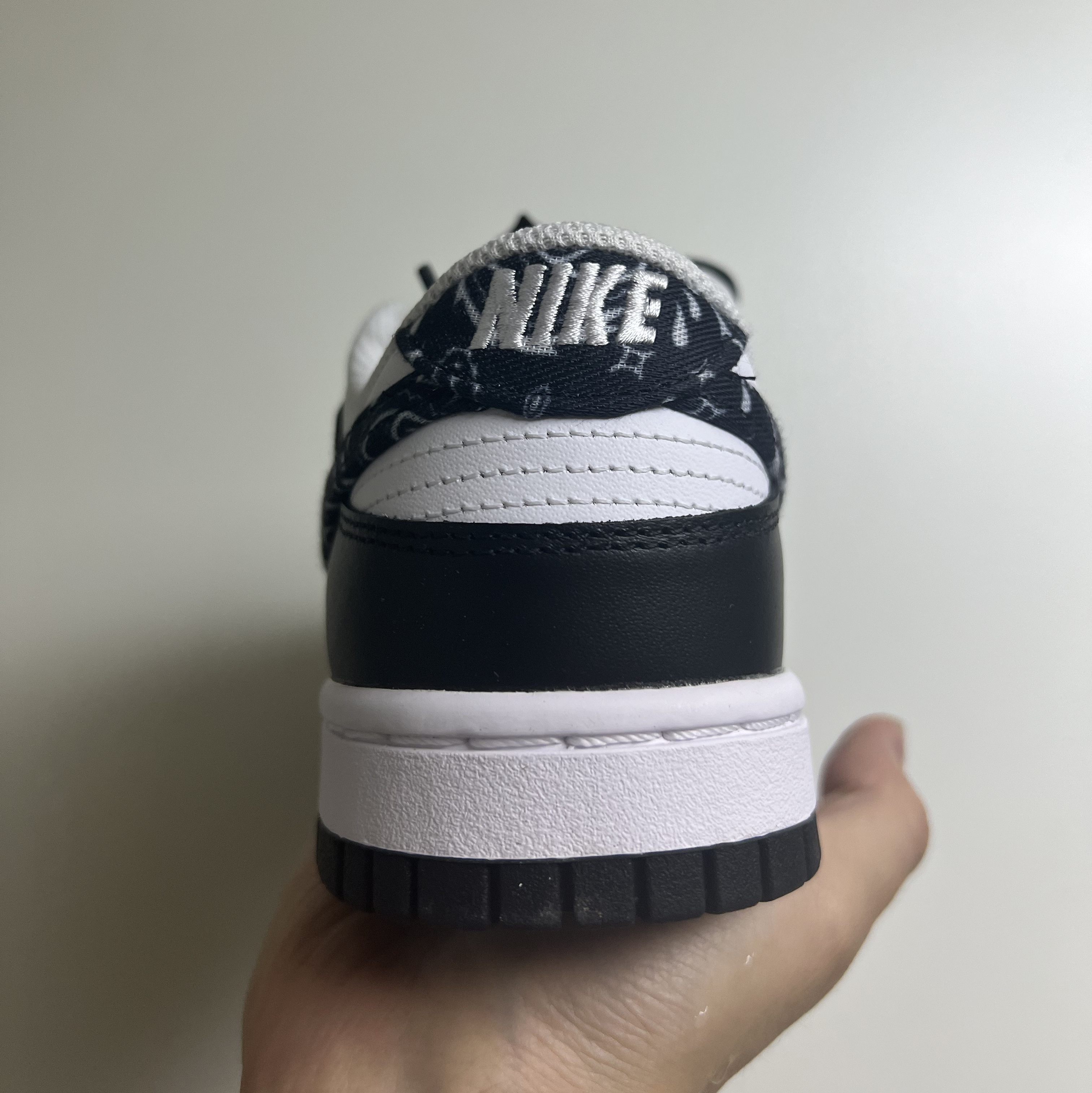 (W) Nike Dunk Low Essential Black Paisley 착용 스타일 - 3