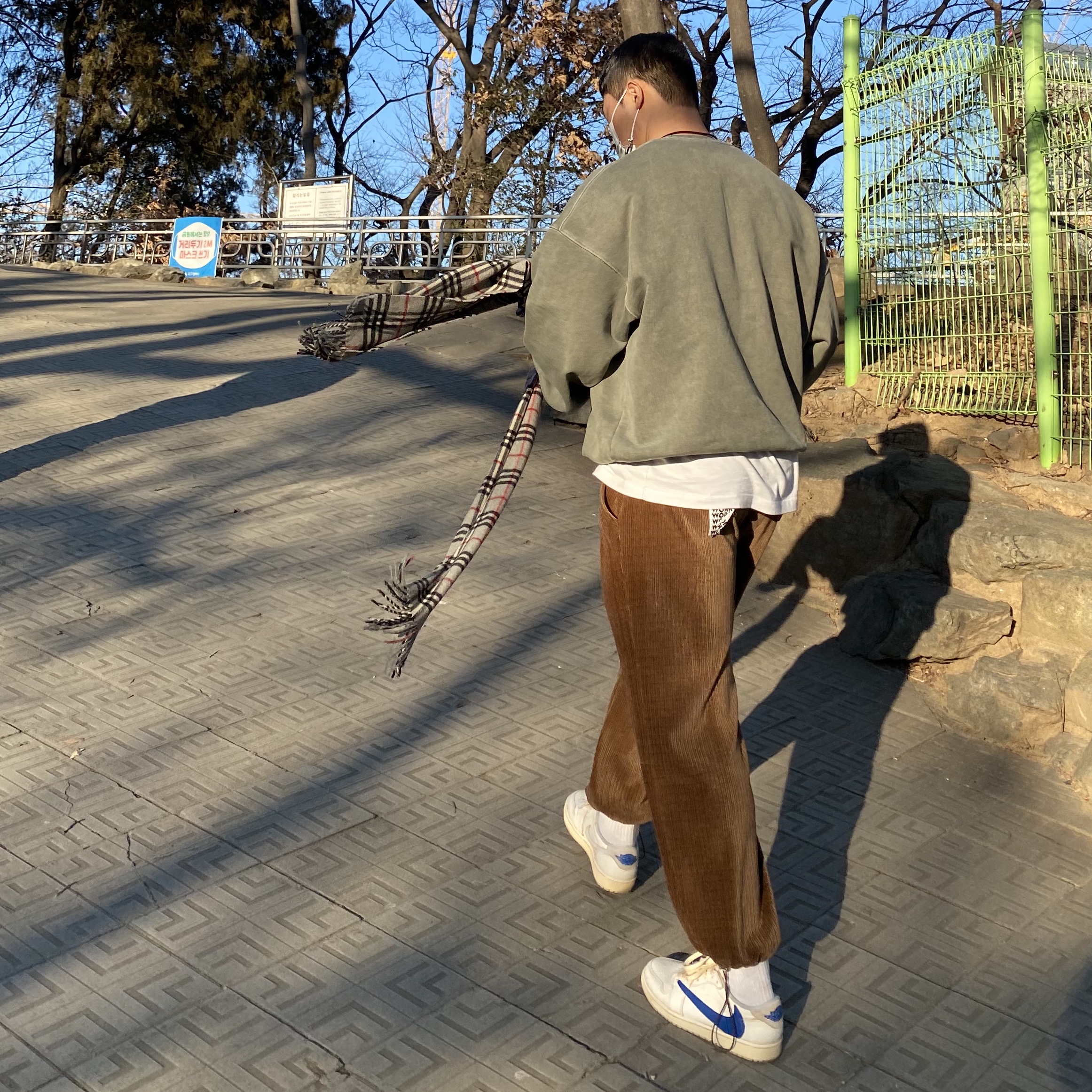 Jordan 1 Low OG Neutral Grey, Burberry Mini Classic Vintage Check Cashmere Muffler Archive Beige 착용 스타일