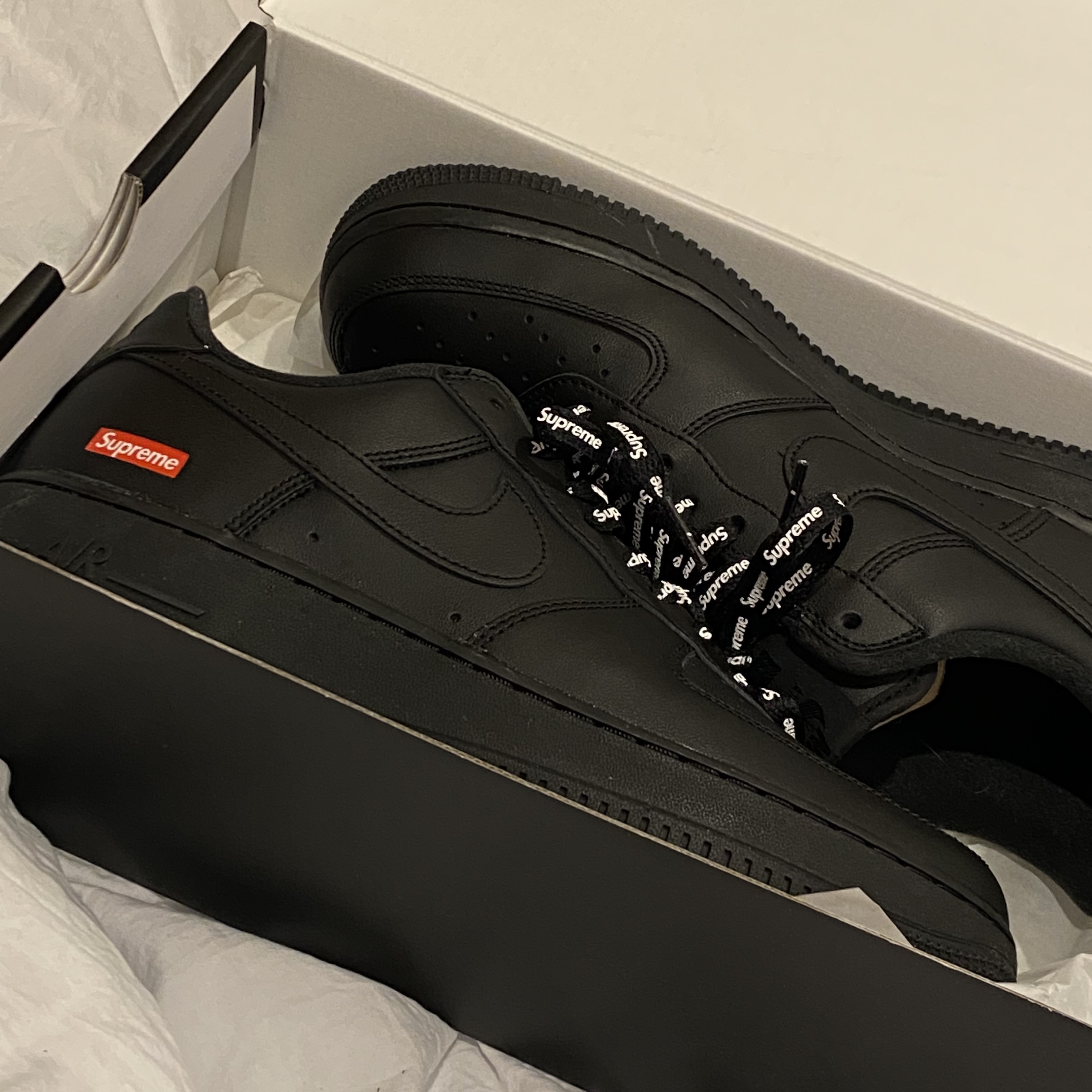 Nike x Supreme Air Force 1 Low Black 착용 스타일 - 1