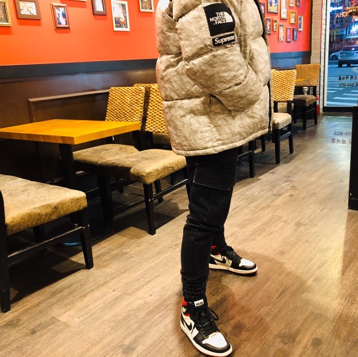 Supreme x The North Face Paper Print Nuptse Jacket - 19FW, Jordan 1 Retro High Not for Resale Varsity Red 착용 스타일