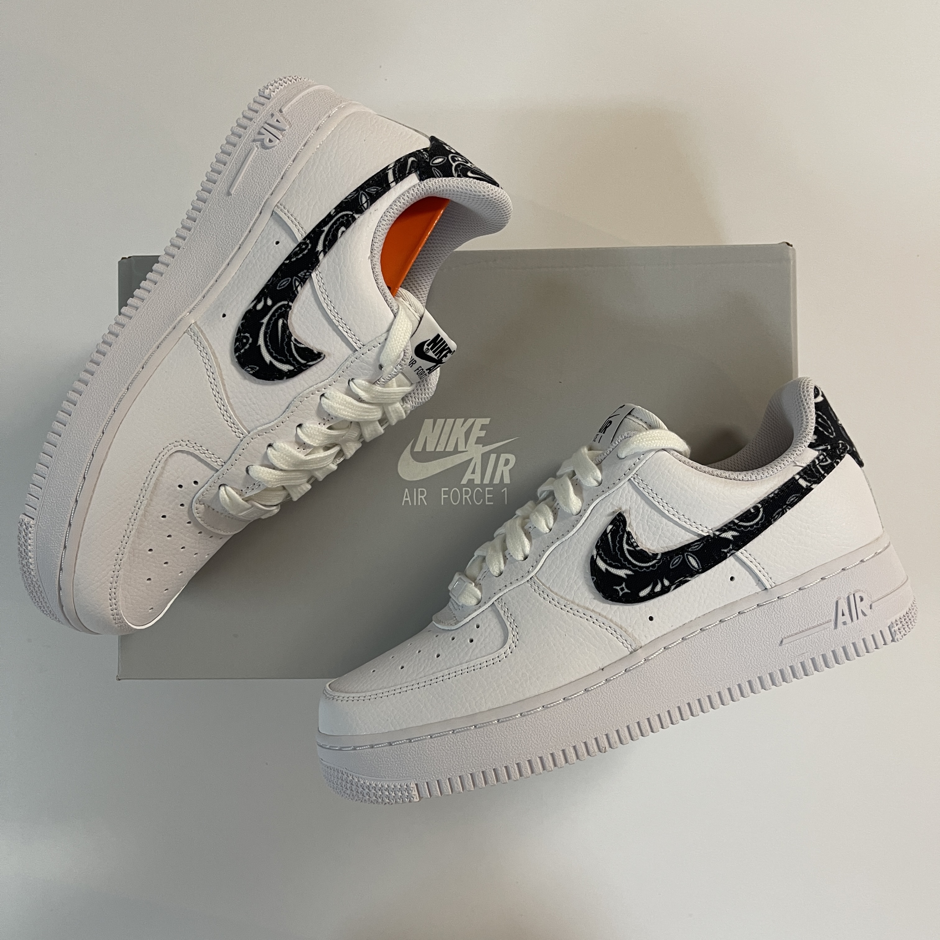 (W) Nike Air Force 1 '07 Essential Paisley Swoosh White Black 착용 스타일 - 1