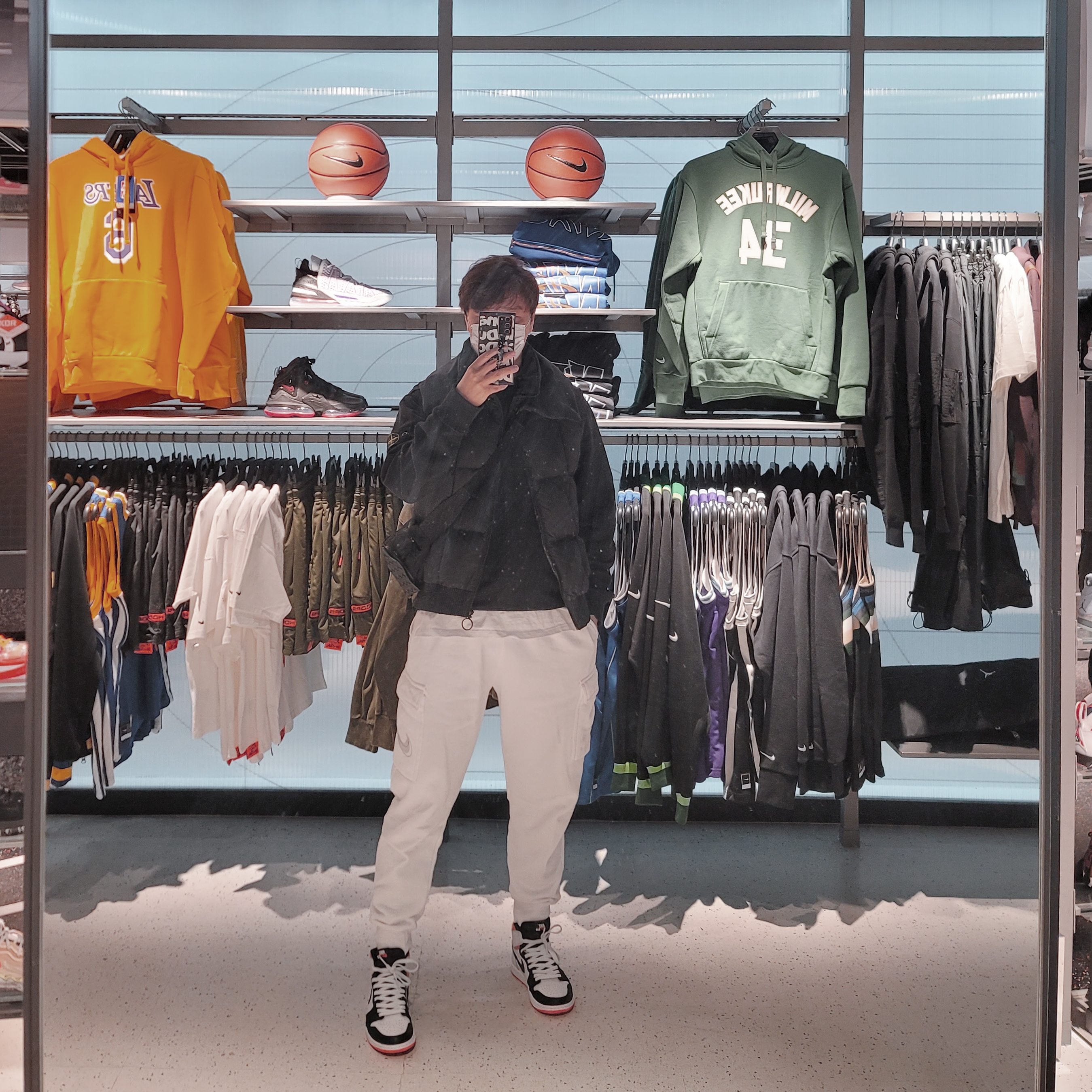 (W) Jordan 1 Retro High OG Atmosphere, Nike x Drake Nocta Cardinal Stock Essential Hoodie Navy - Asia 착용 스타일 - 3