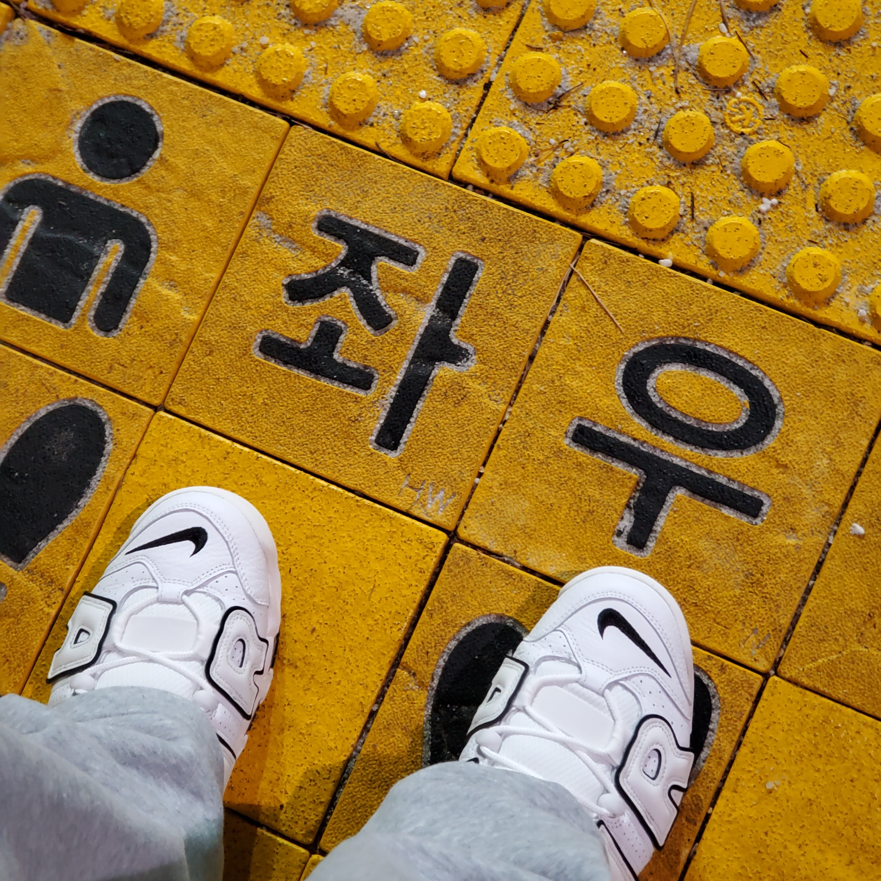 (W) Nike Air More Uptempo Summit White 착용 스타일 - 1