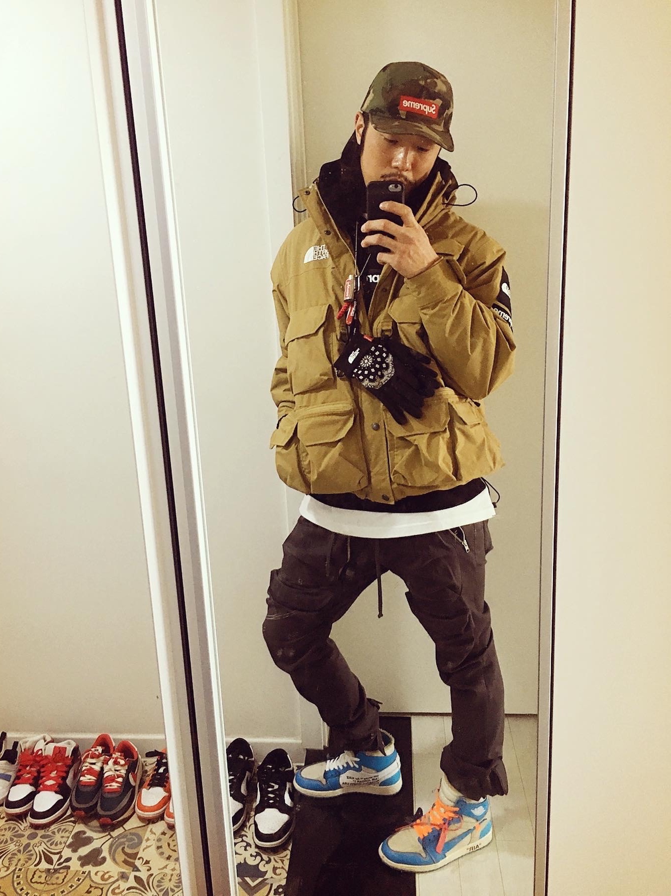 Jordan 1 x Off-White Retro High University Blue, Supreme x The North Face Cargo Jacket Gold - 20SS 착용 스타일 - 1