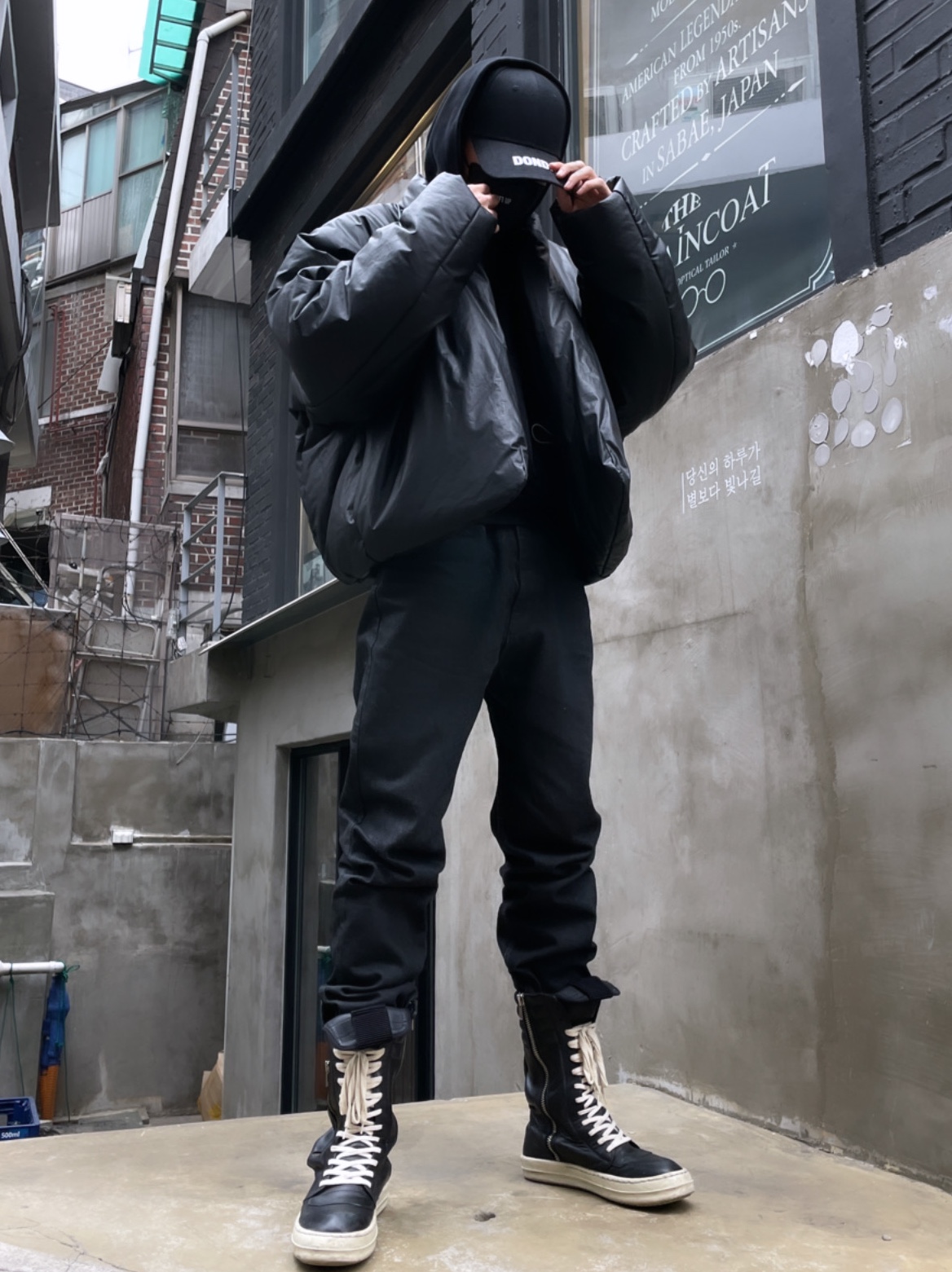 Yeezy Gap Round Jacket Black, Yeezy Gap Hoodie Black 착용 스타일 - 1