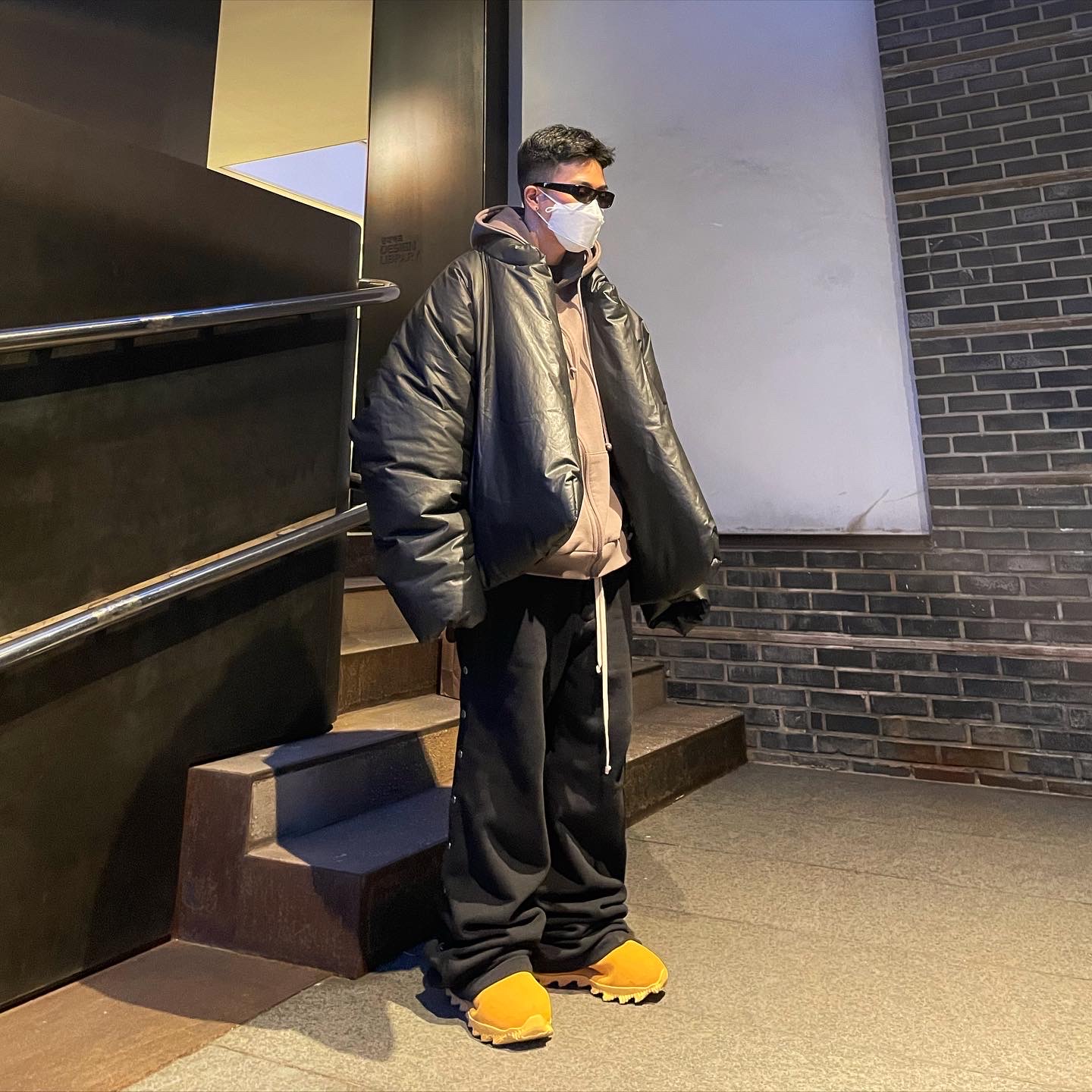 Yeezy Gap Round Jacket Black, adidas Yeezy Knit RNR Boot Sulfur 착용 스타일 - 2