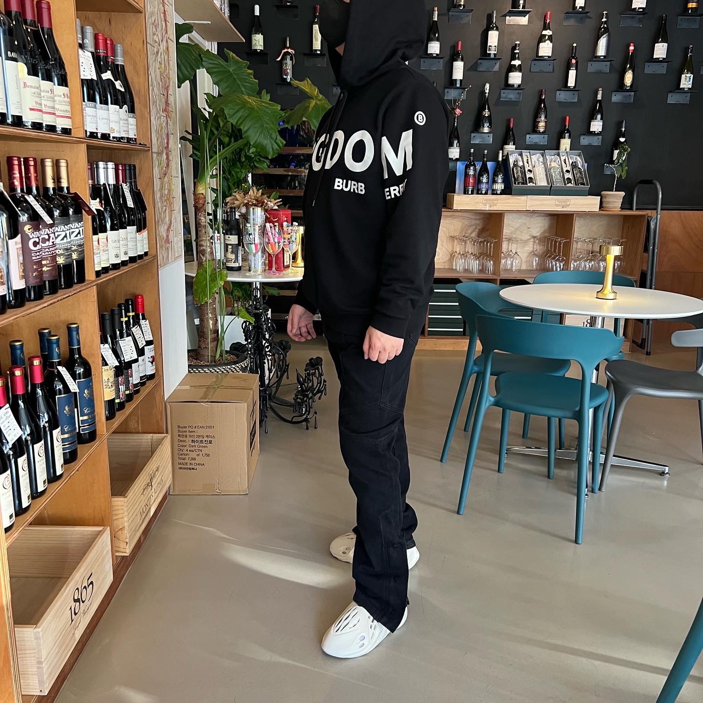 Yeezy Gap Round Jacket Black, Adidas Yeezy Foam RNNR Sand 착용 스타일 - 2