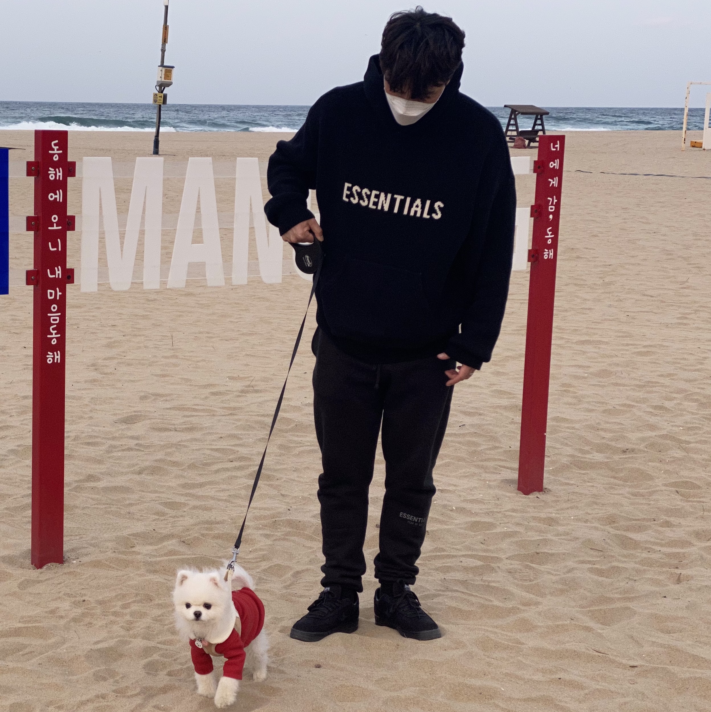 Essentials Knit Hoodie Black - 20FW, Essentials The Core Collection Sweatpants Black 착용 스타일 - 1