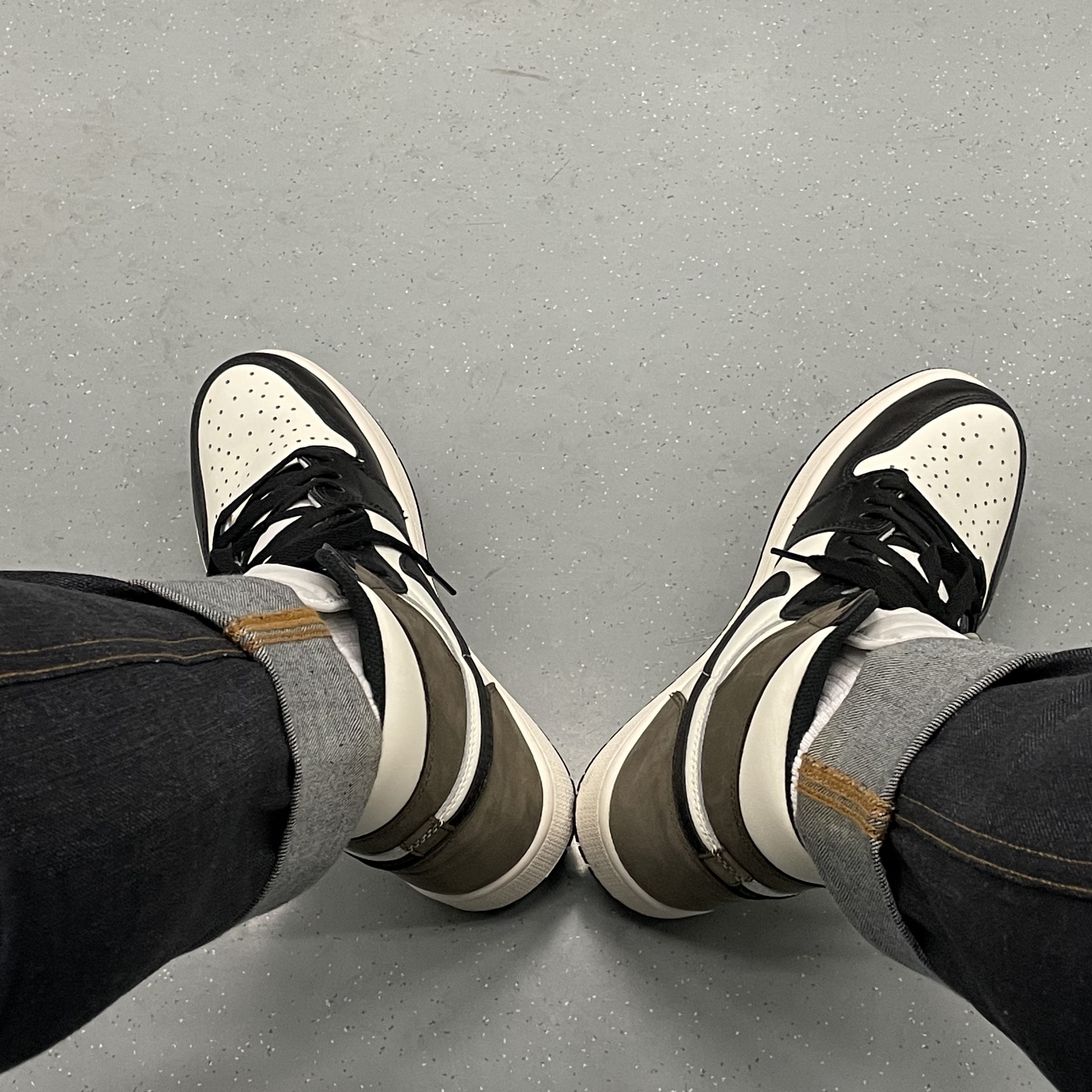 Jordan 1 Retro High OG Black Mocha 착용 스타일