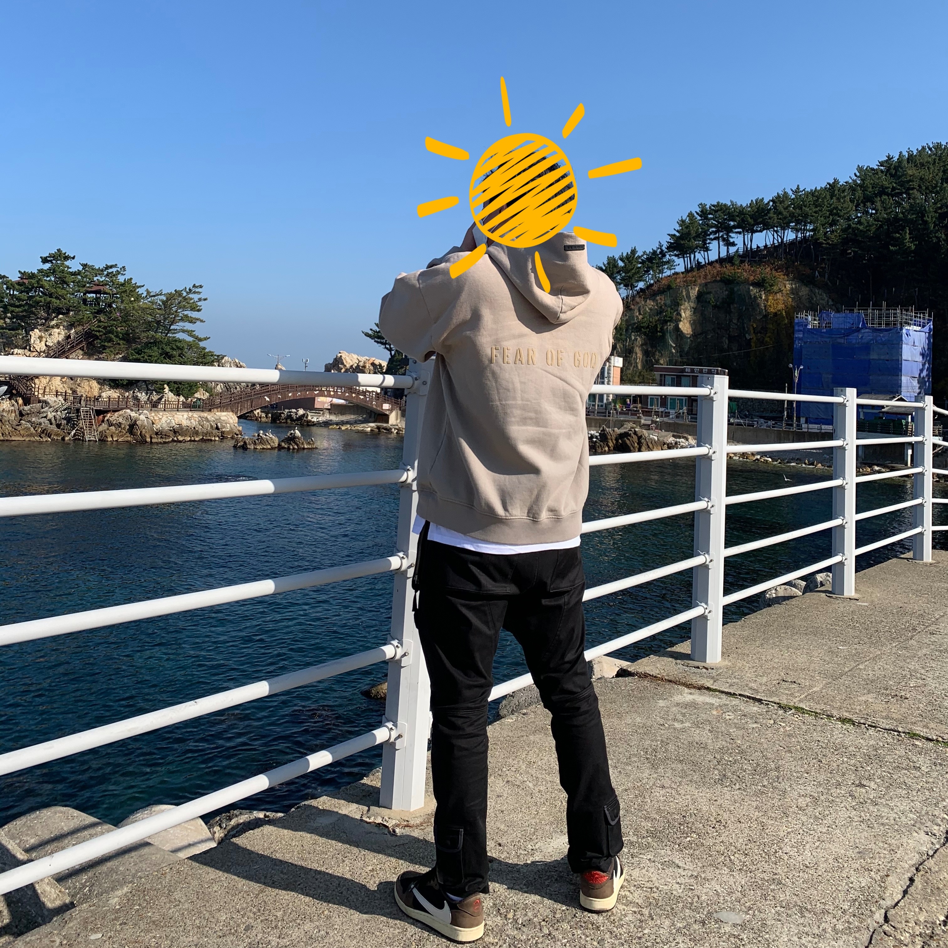 Fear of God FG Hoodie Vintage Paris Sky, Jordan 1 x Travis Scott Retro Low OG SP Mocha 착용 스타일