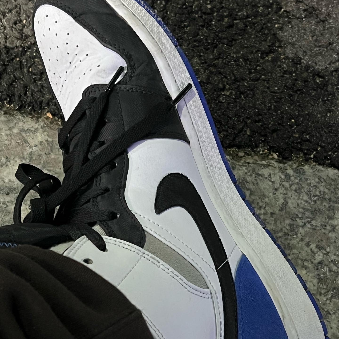 Jordan 1 Mid SE Hyper Royal 착용 스타일