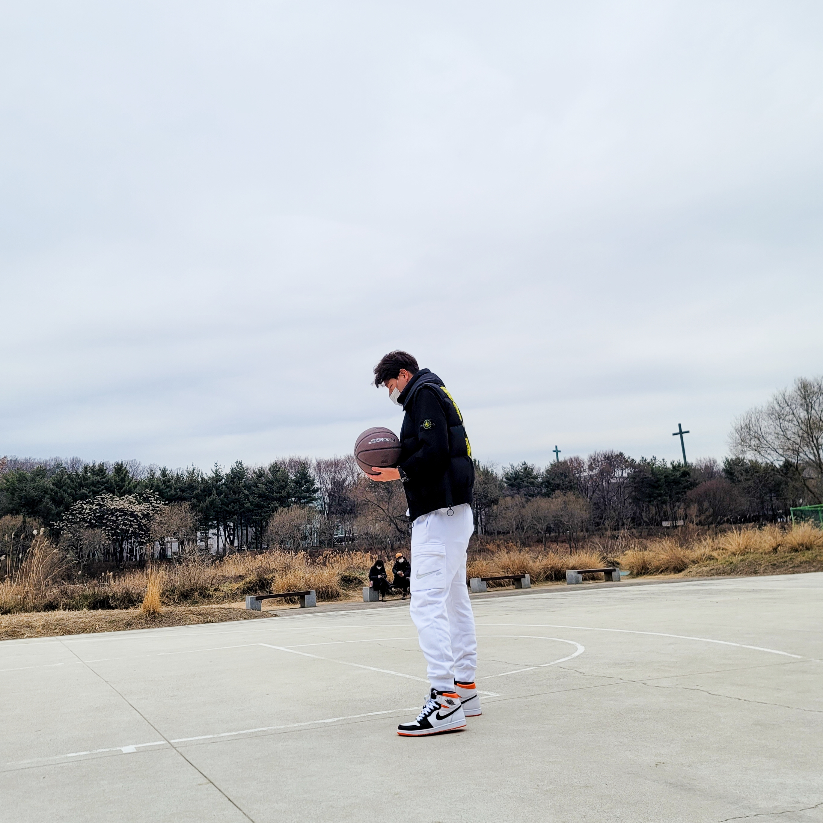 Jordan 1 Retro High OG Electro Orange, Stone Island 63020 Crewneck Sweatshirt Black - 21FW 착용 스타일 - 2