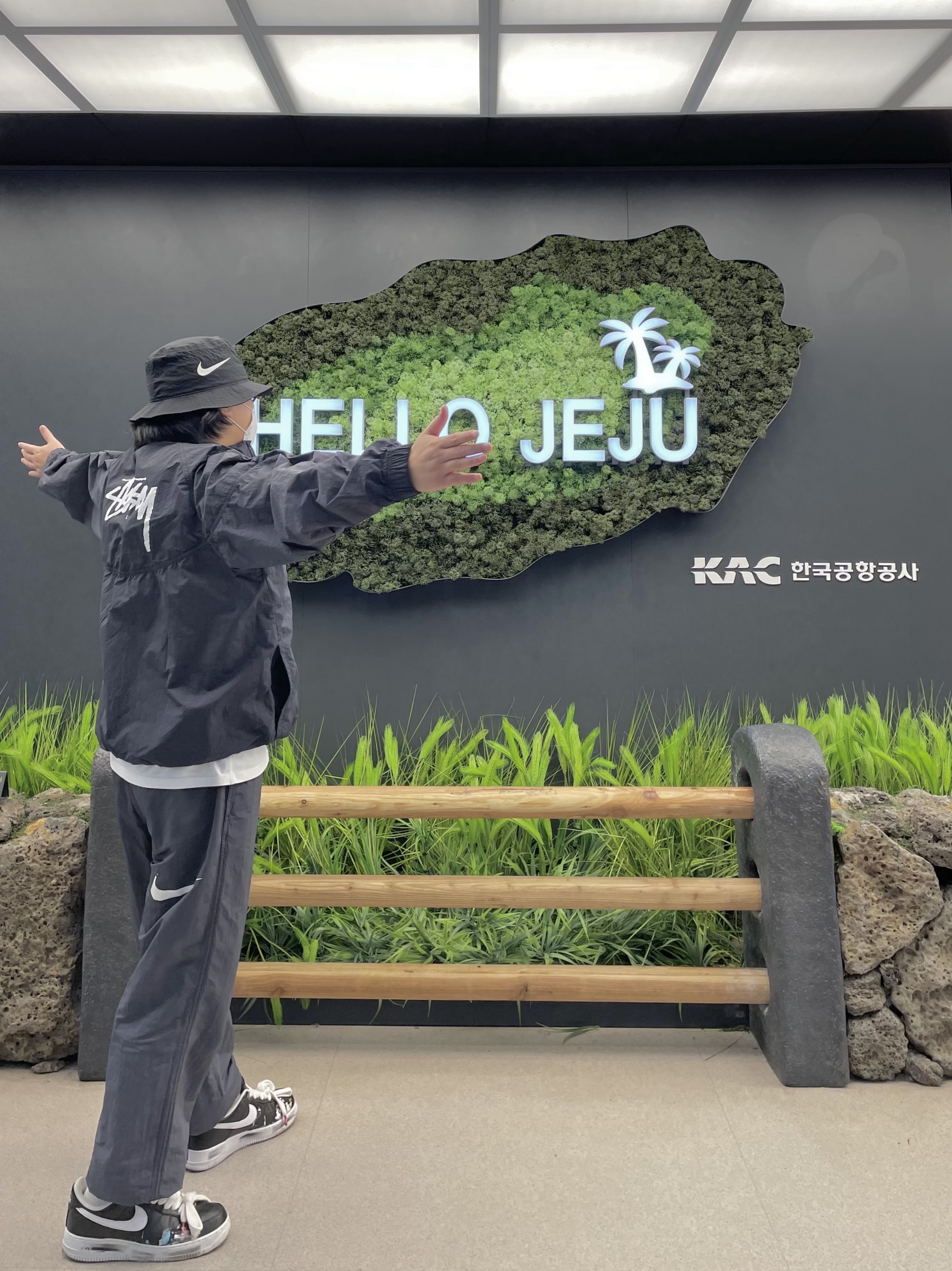 Nike x Stussy Windrunner Jacket Off Noir, Nike x Stussy Beach Pants Off Noir 착용 스타일