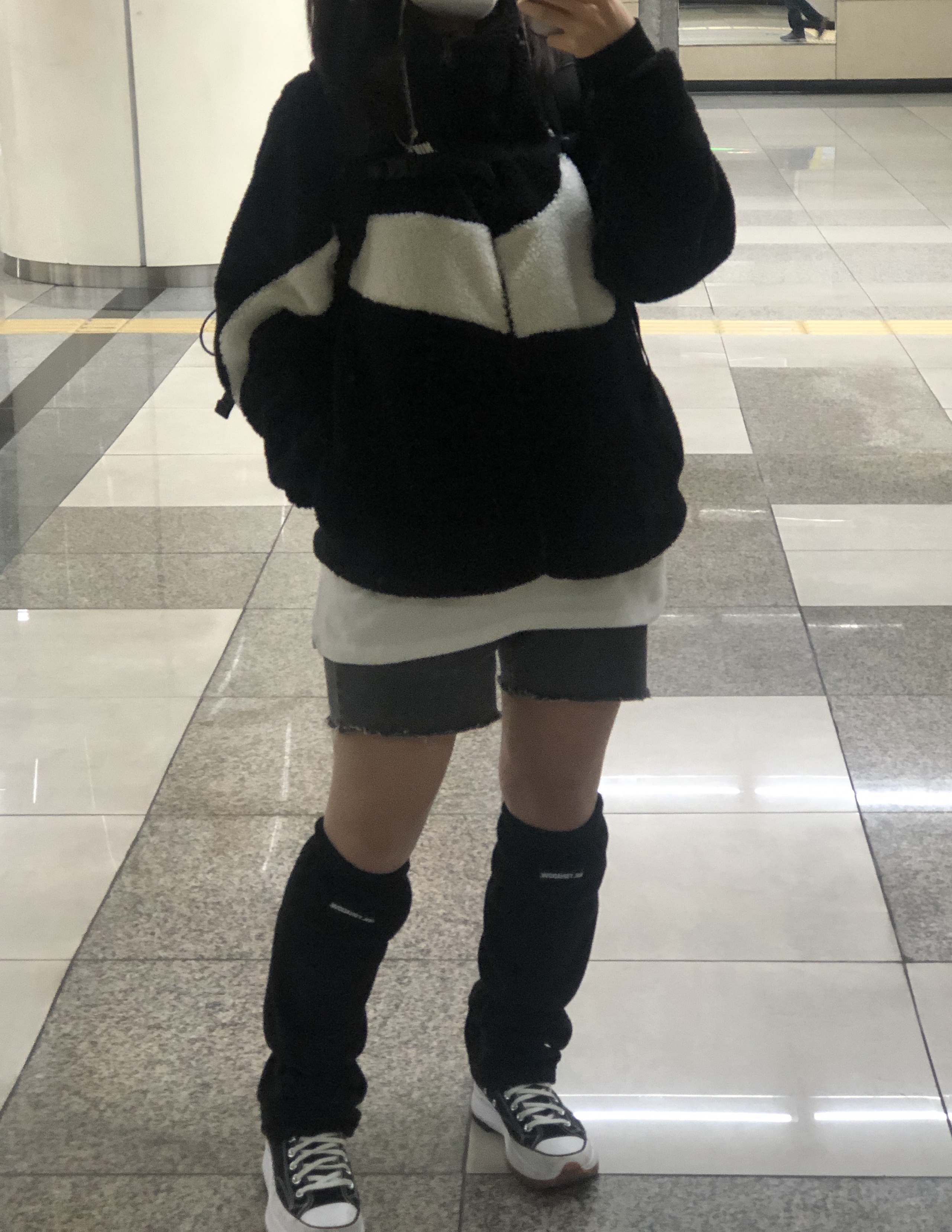 Nike Big Swoosh Full Zip Jacket Black Sail, Converse Run Star Hike Hi Black White Gum 착용 스타일