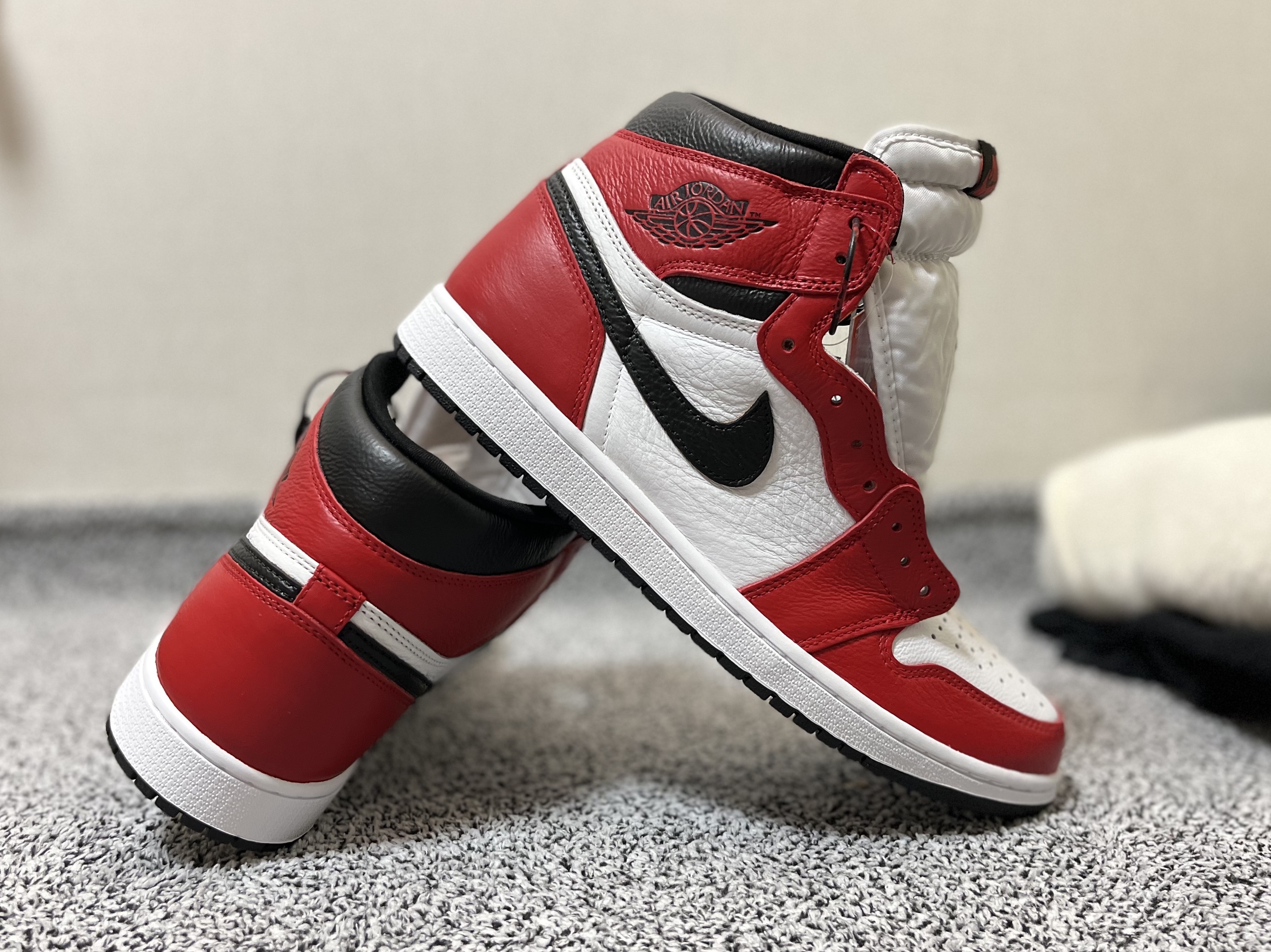 Jordan 1 Retro High OG Light Fusion Red 착용 스타일 - 1