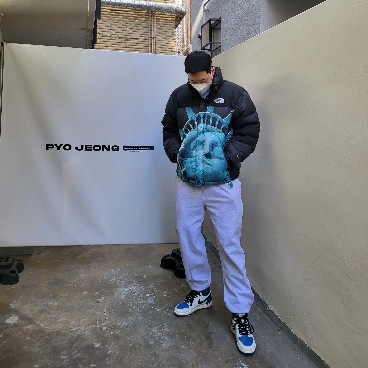 Supreme x The North Face Statue of Liberty Mountain Jacket Black - 19FW, Jordan 1 x Travis Scott x Fragment Retro High OG SP Military Blue 착용 스타일 - 2