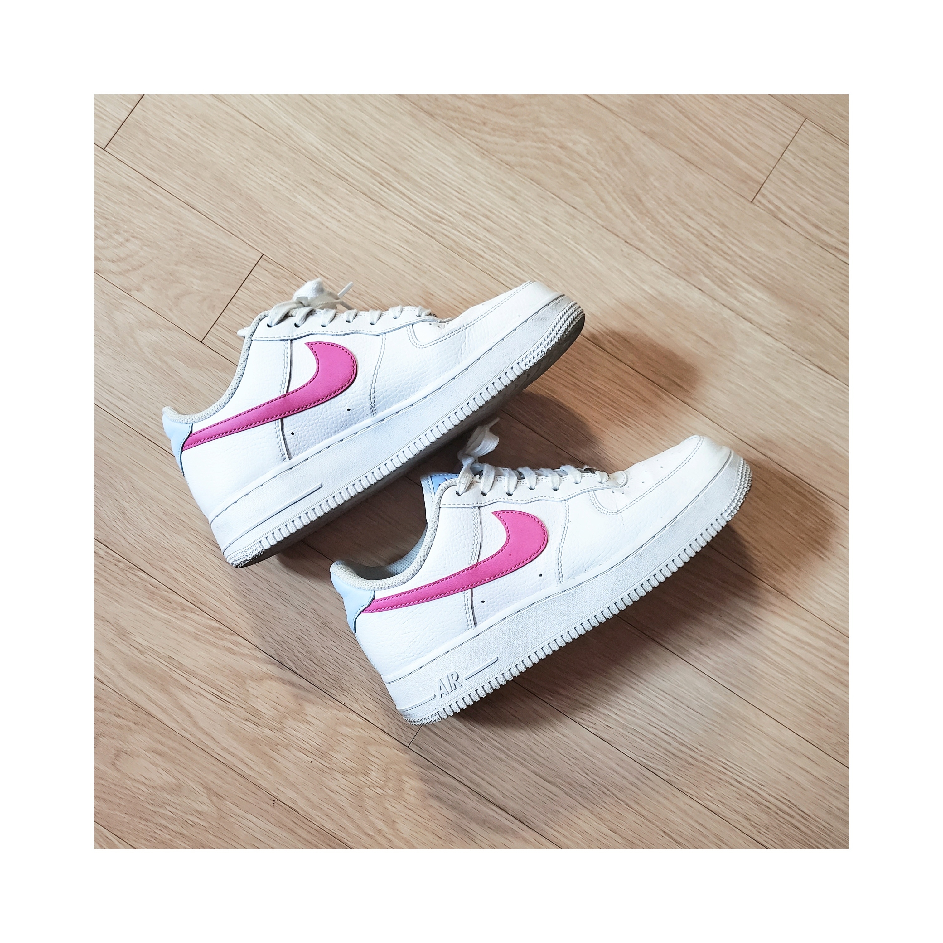 (W) Nike Air Force 1 '07 White Fire Pink 착용 스타일 - 1
