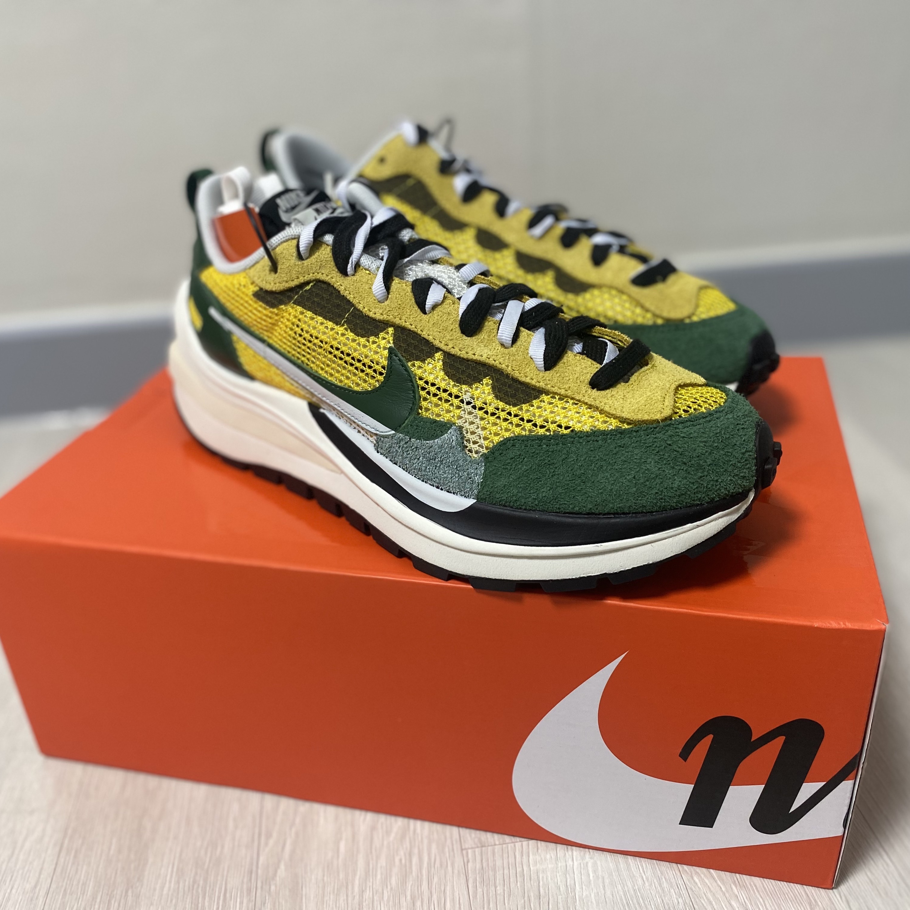 Nike x Sacai VaporWaffle Tour Yellow & Gorge Green Sail 착용 스타일