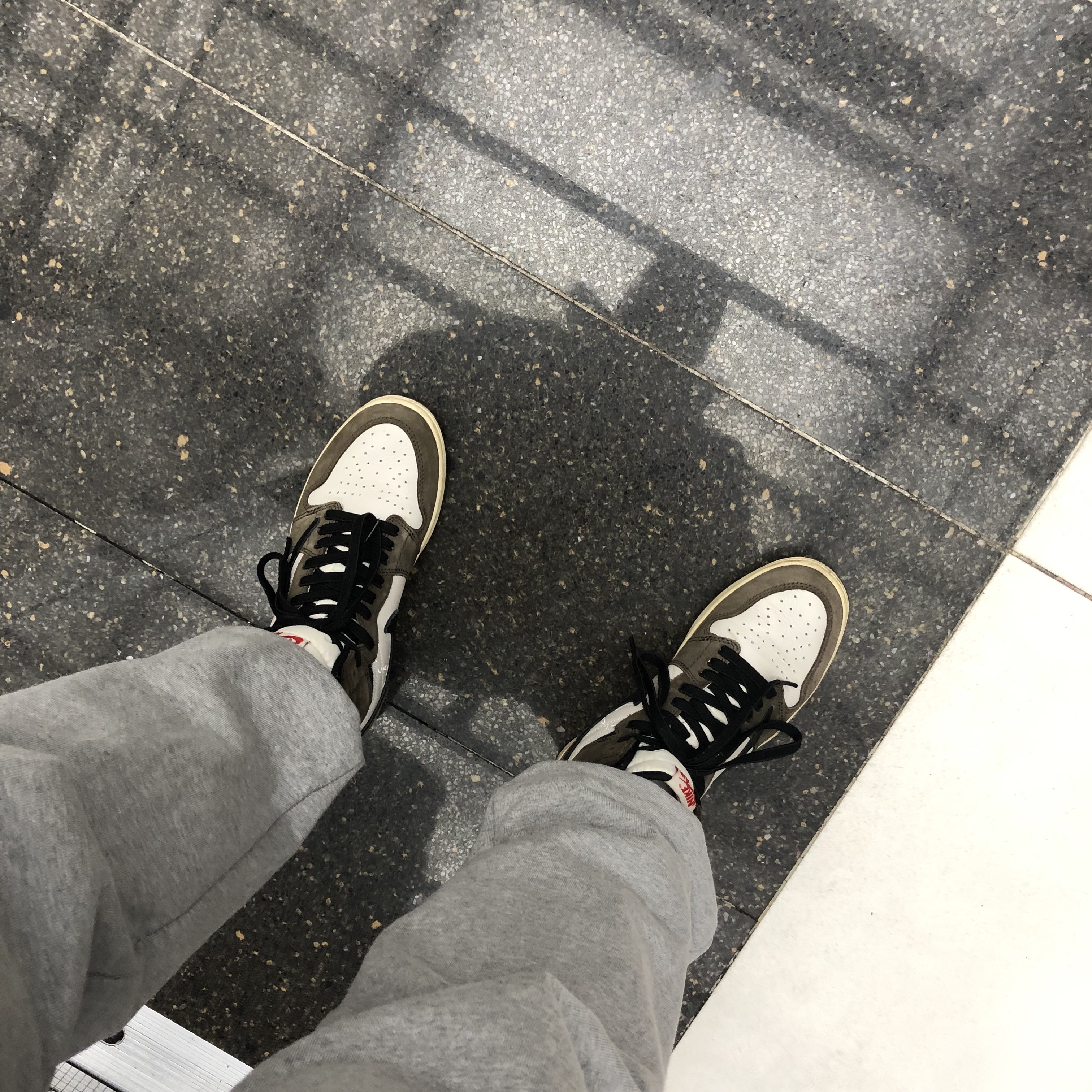 Jordan 1 x Travis Scott Retro High OG SP Mocha 착용 스타일 - 1