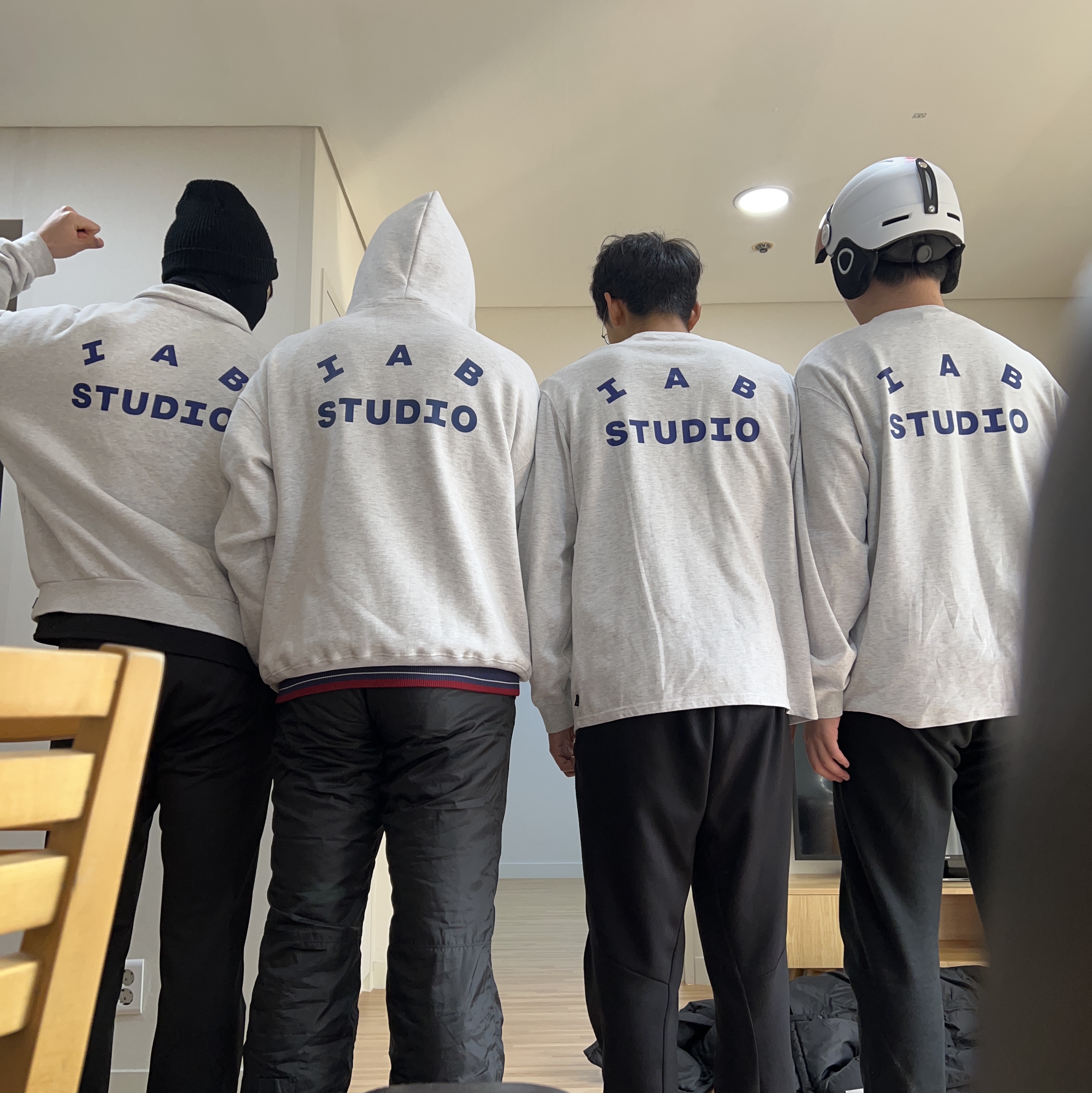 IAB Studio Hoodie Light Gray, IAB Studio Half Zip Pullover Light Gray 착용 스타일