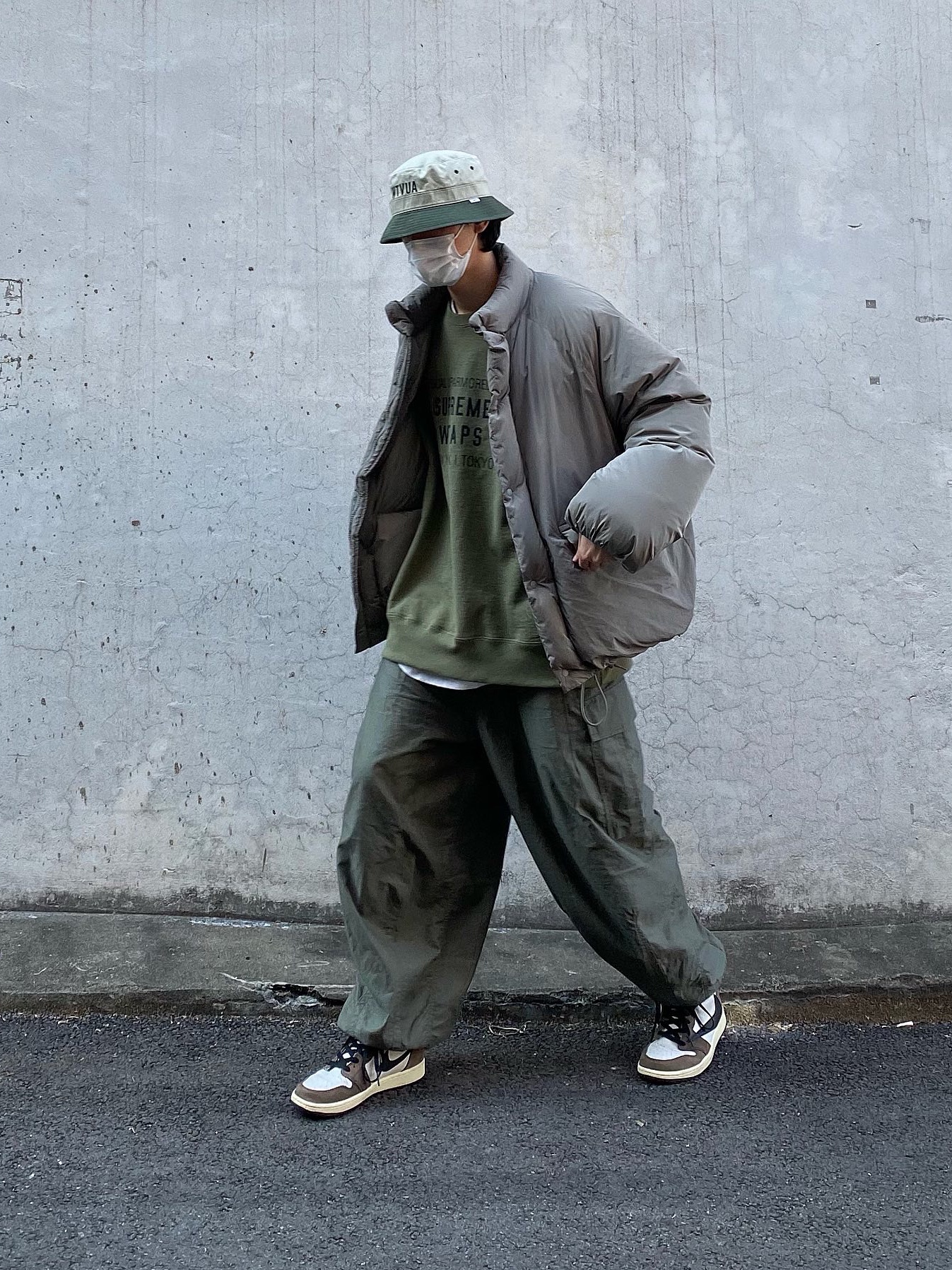 Supreme x WTAPS Crewneck Light Olive - 21FW, Jordan 1 x Travis Scott Retro High OG SP Mocha 착용 스타일 - 2