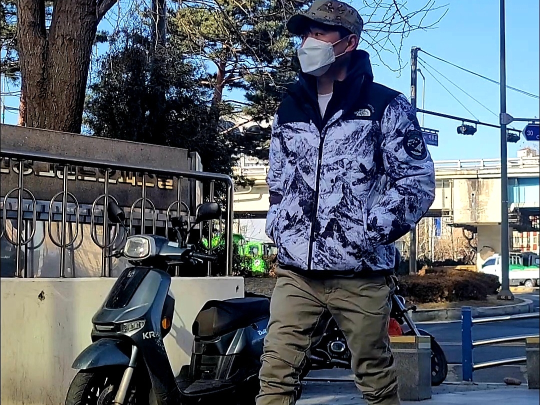 The North Face Lhotse Down Jacket Nutral Grey 착용 스타일