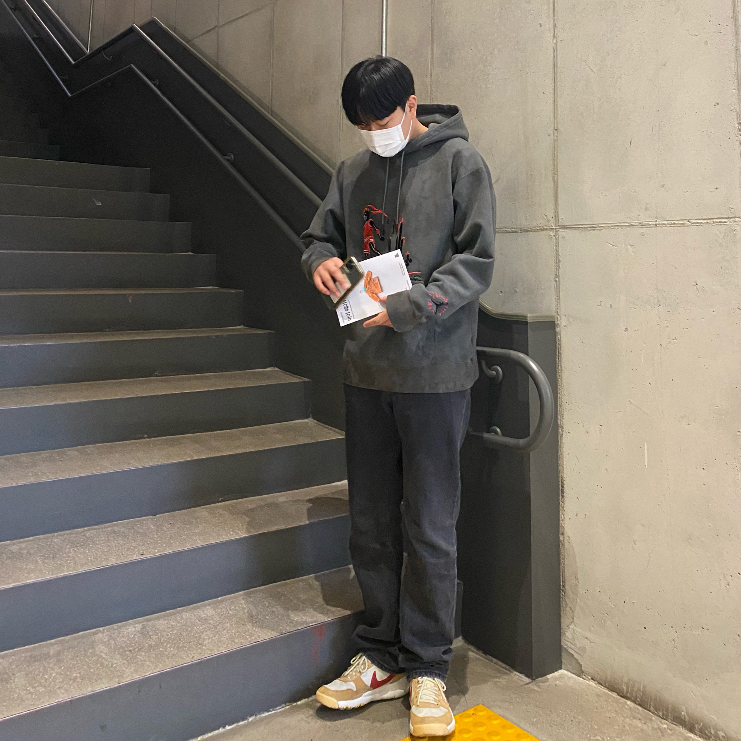 Nike x Tom Sachs Mars Yard Shoe 2.0 Space Camp, Jordan x Travis Scott Washed Suede Hoodie Grey 착용 스타일