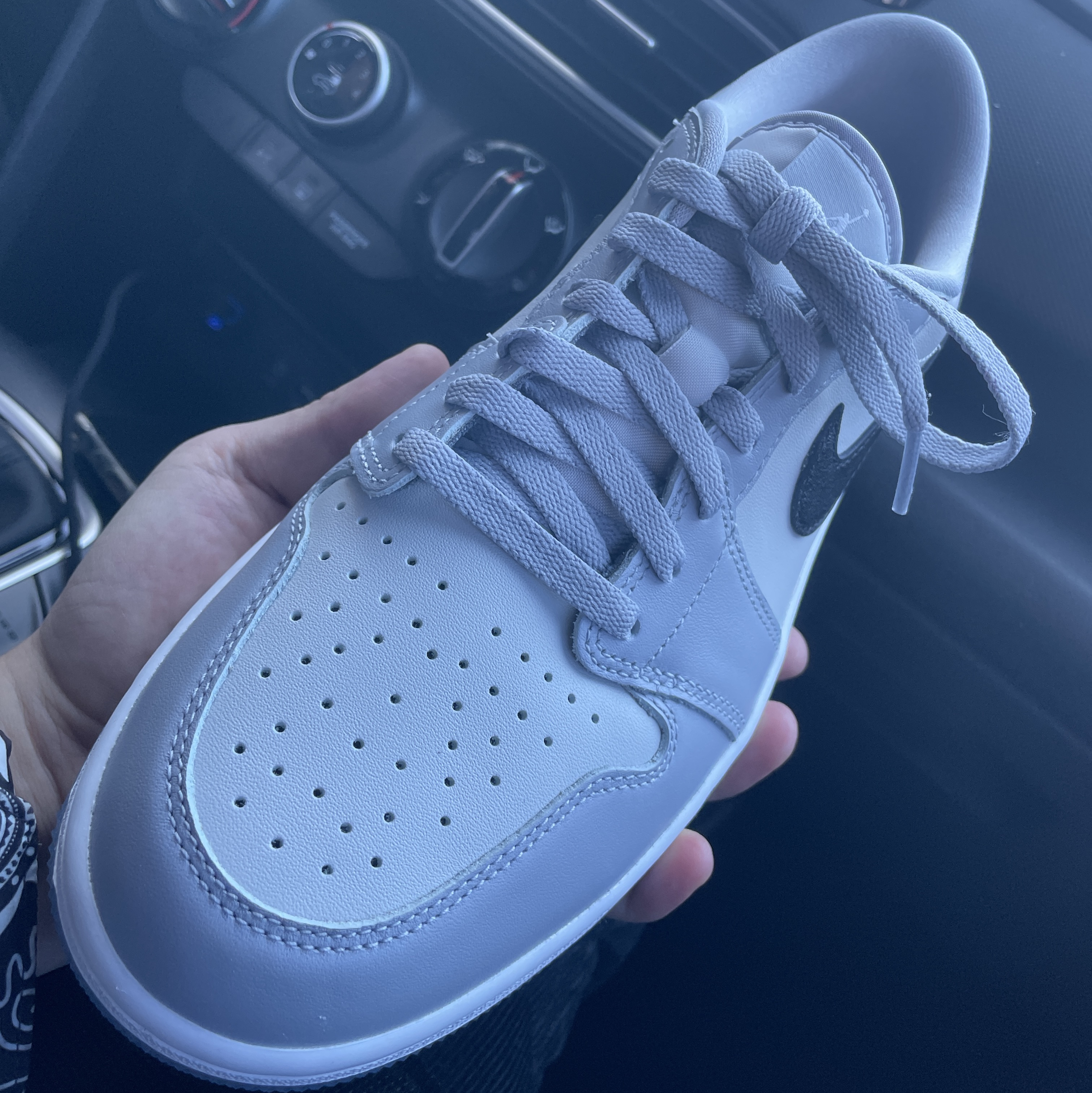 Jordan 1 Low Golf Wolf Grey 착용 스타일 - 1