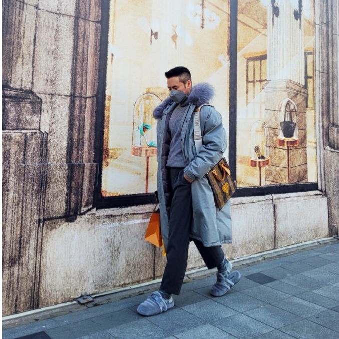 Louis Vuitton x Nigo Sac Plat Cross Marron 착용 스타일