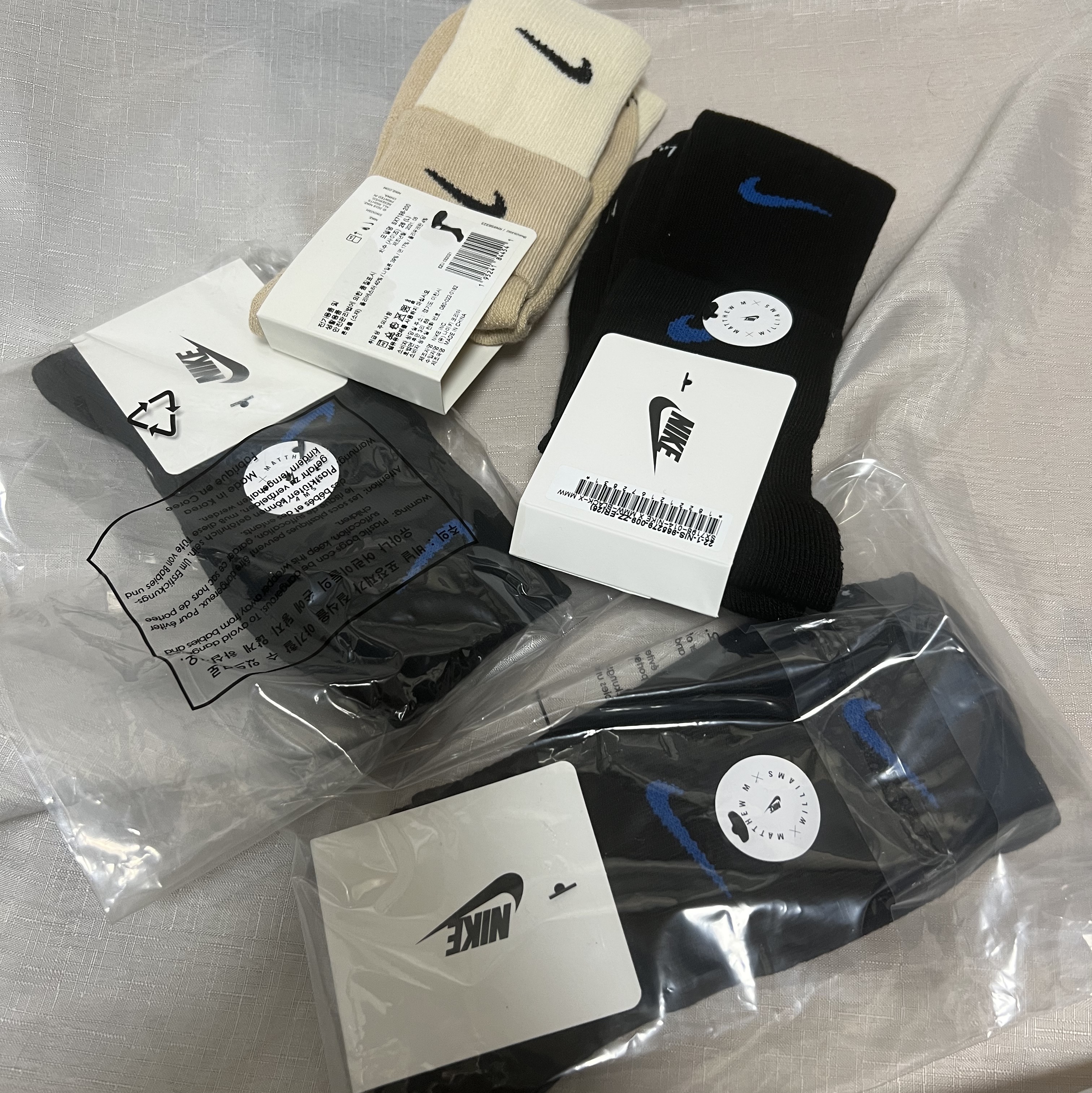 Nike x Matthew M Williams NRG Socks Desert Ore Black, Nike x Matthew M Williams NRG Socks Black Blue Jay 착용 스타일