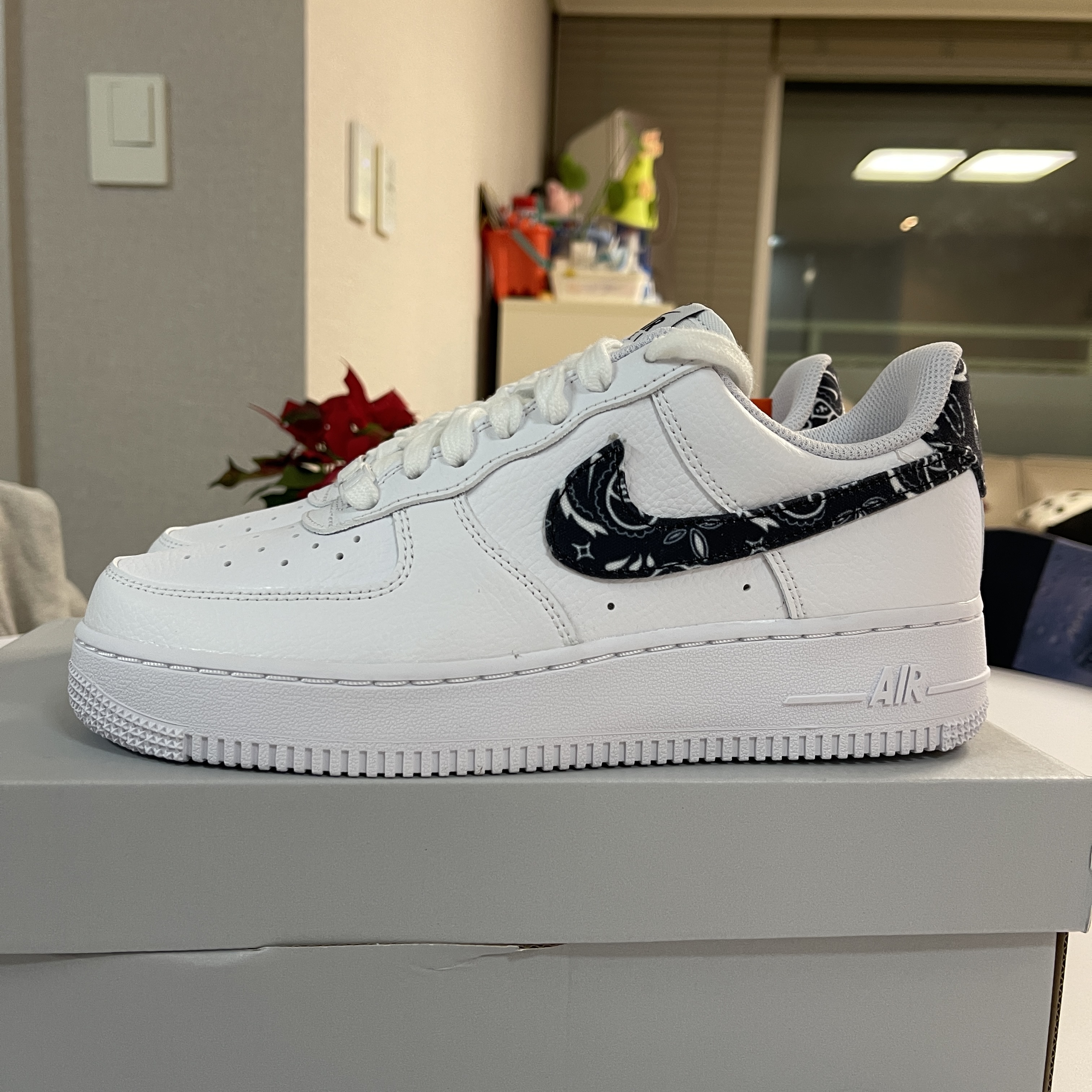 (W) Nike Air Force 1 '07 Essential Paisley Swoosh White Black 착용 스타일 - 3