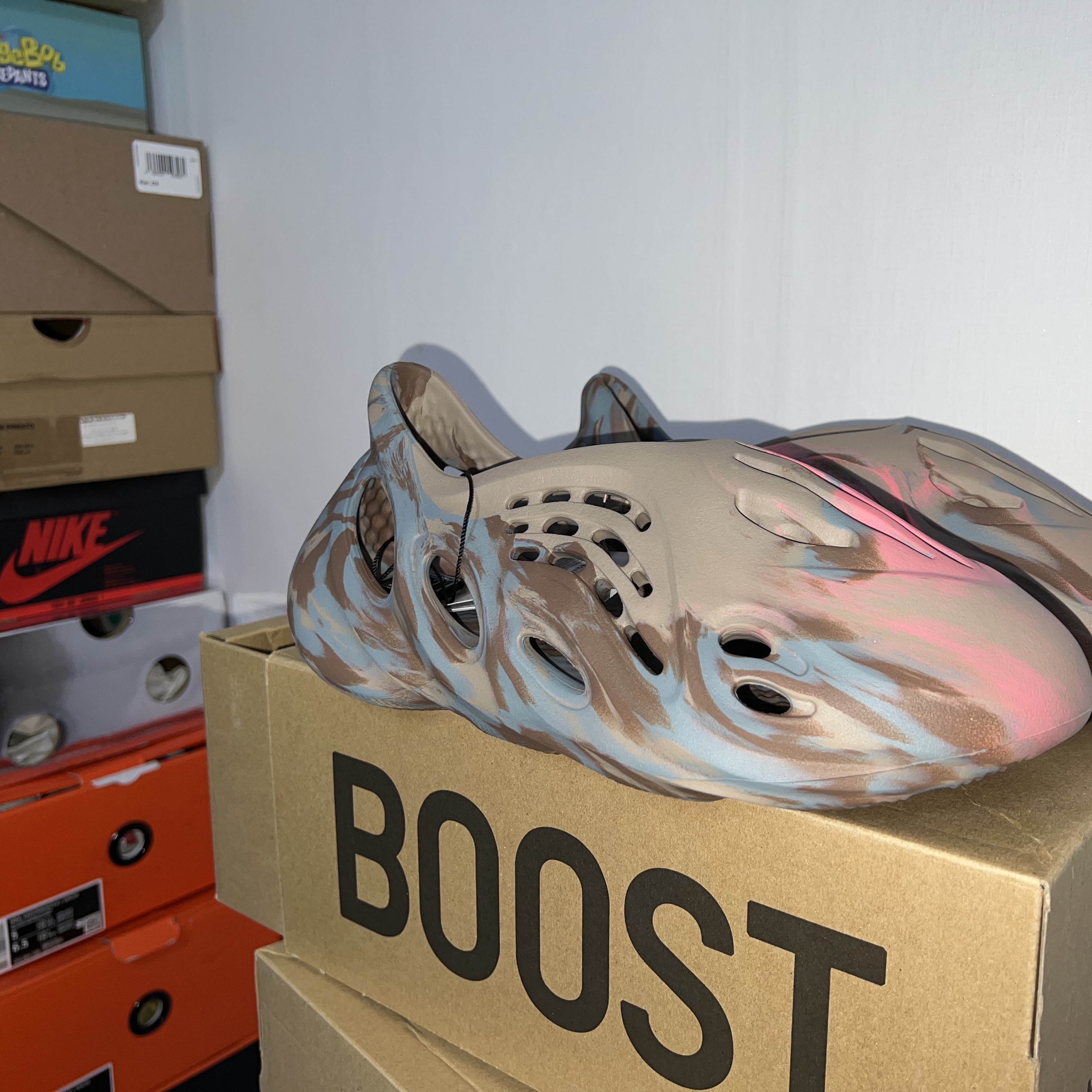 Adidas Yeezy Foam RNNR MX Sand Grey 착용 스타일