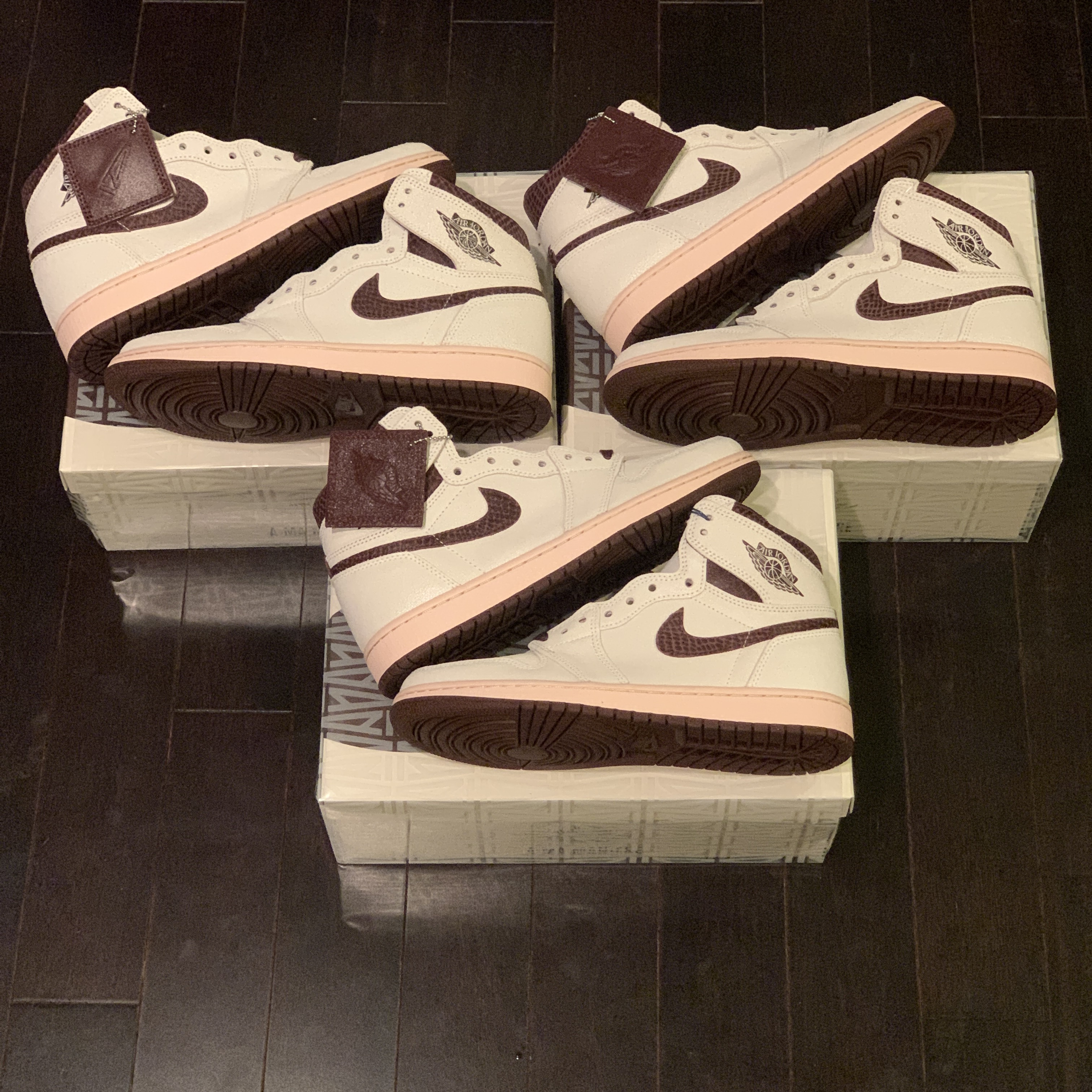 Jordan 1 x A Ma Maniere Retro High OG SP Sail and Burgundy 착용 스타일