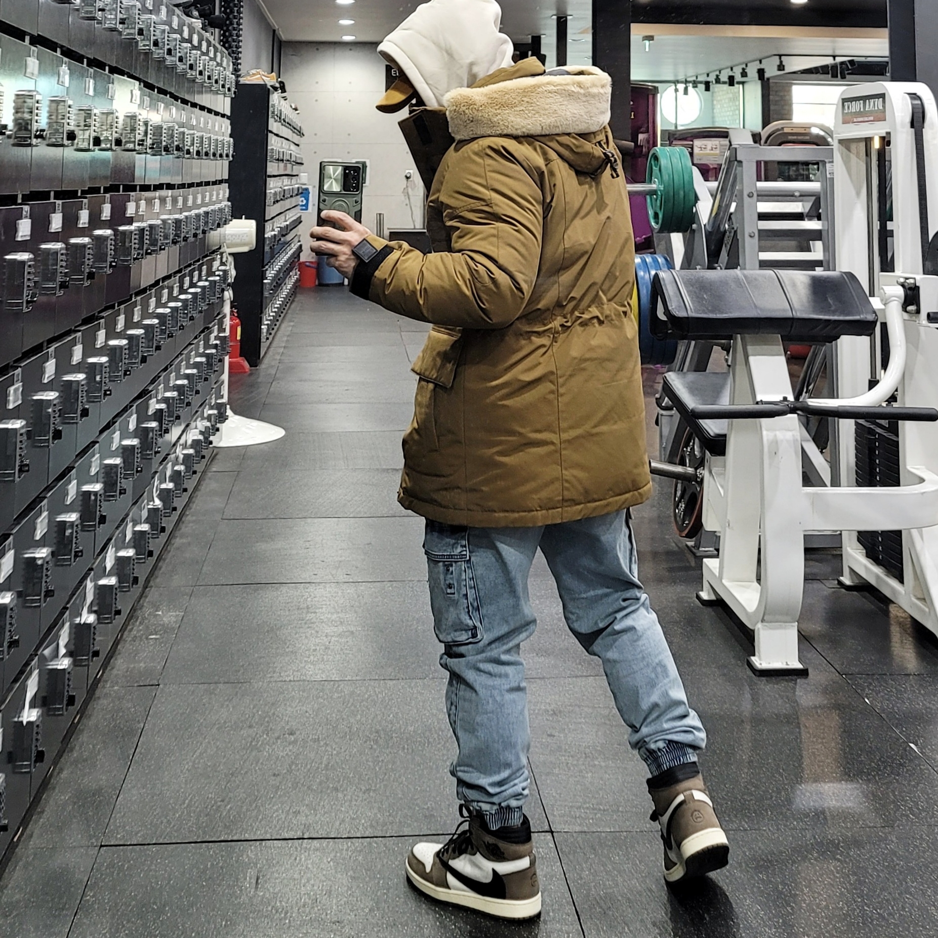 Nike SB Heritage 86 Corduroy WSD Cap Chutney, Jordan 1 x Travis Scott Retro High OG SP Mocha 착용 스타일 - 3