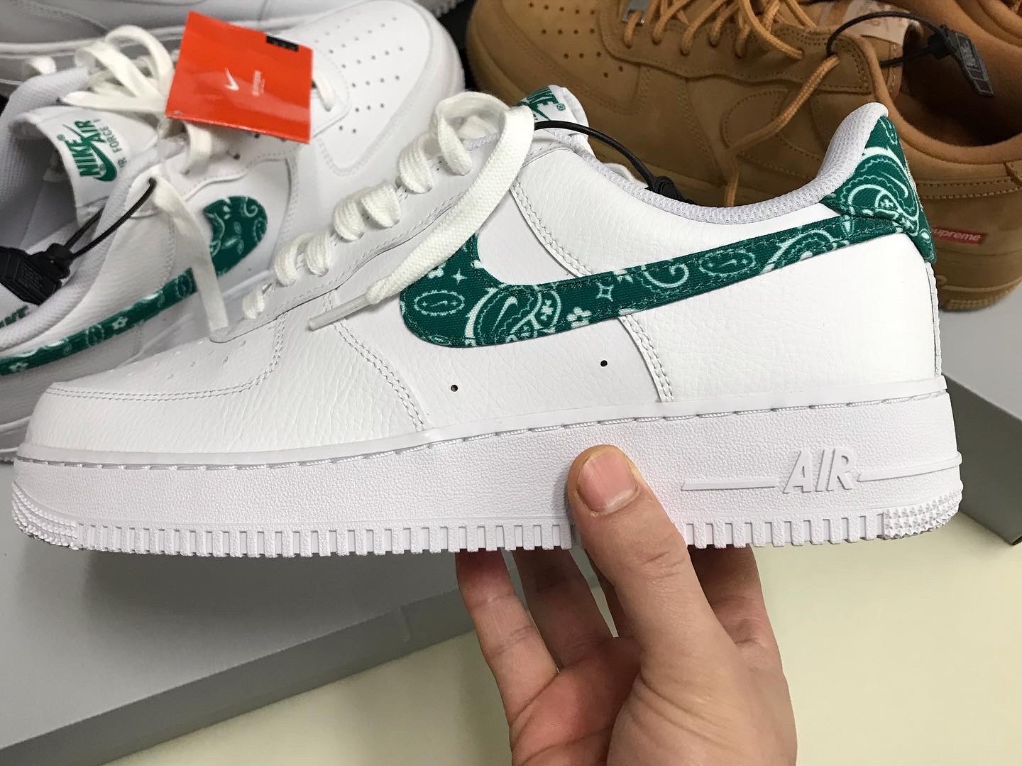 (W) Nike Air Force 1 '07 Essential Paisley Swoosh White Malachite 착용 스타일