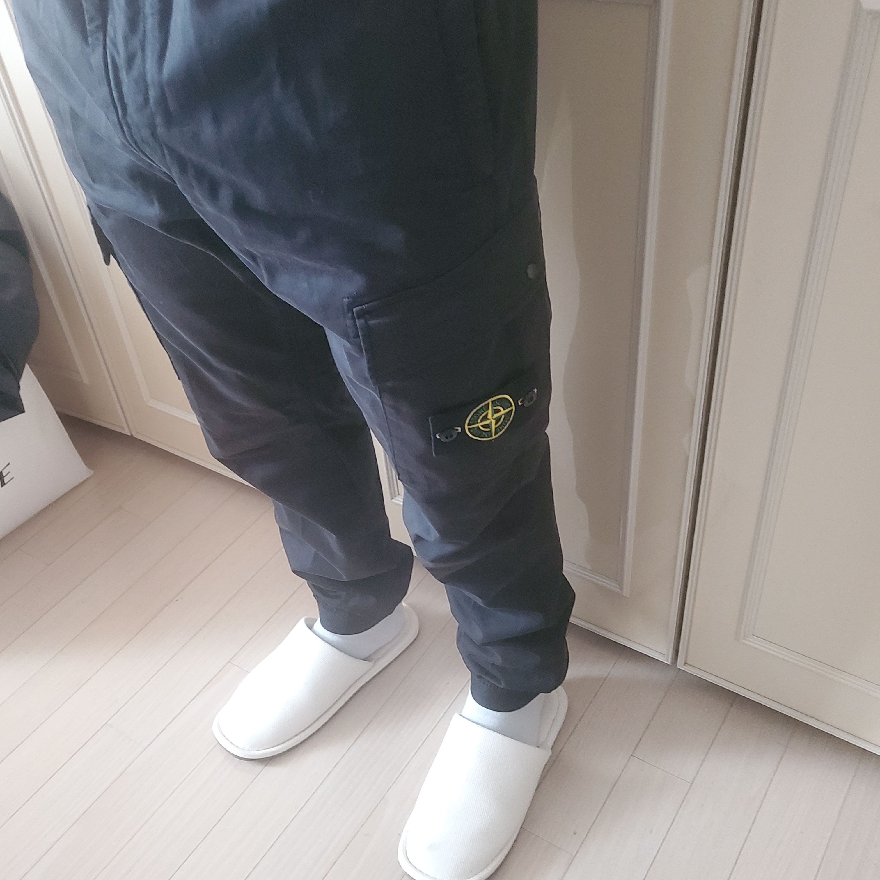 Stone Island 31314 Stretch Cotton Wool Satin Cargo Pants Black - 21FW 착용 스타일