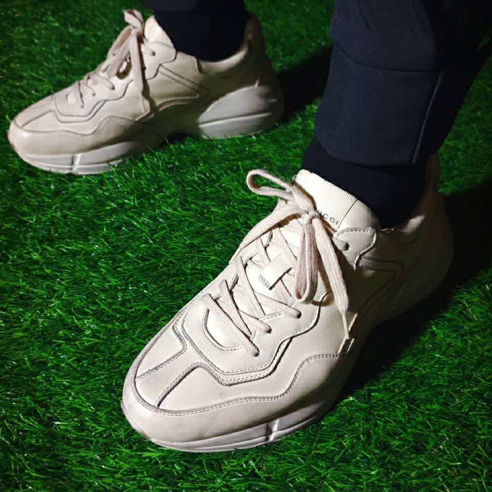 Gucci Rhyton Leather Sneakers Distressed Ivory 착용 스타일 - 5
