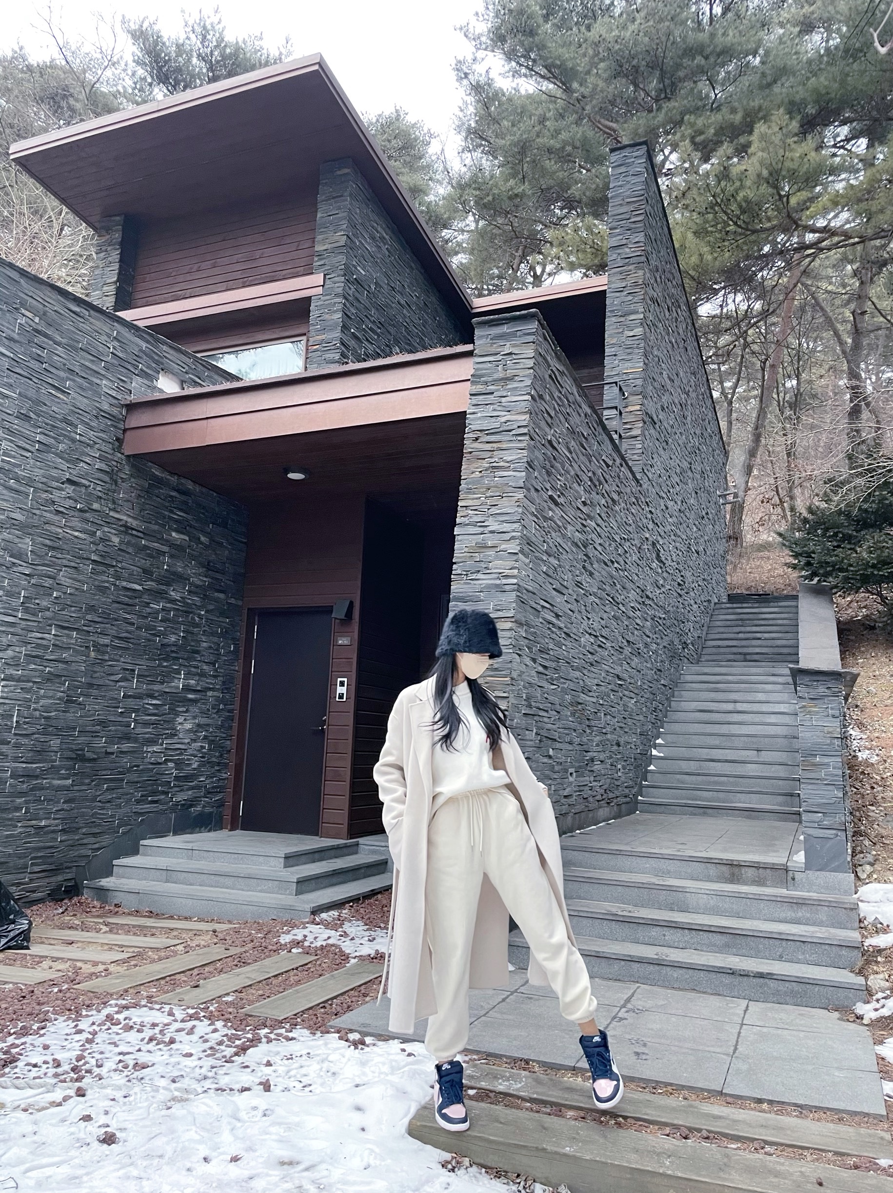 (W) Jordan 1 Retro High OG Atmosphere, AMI de Coeur Oversize Intarsia Sweater White - 21FW 착용 스타일 - 2