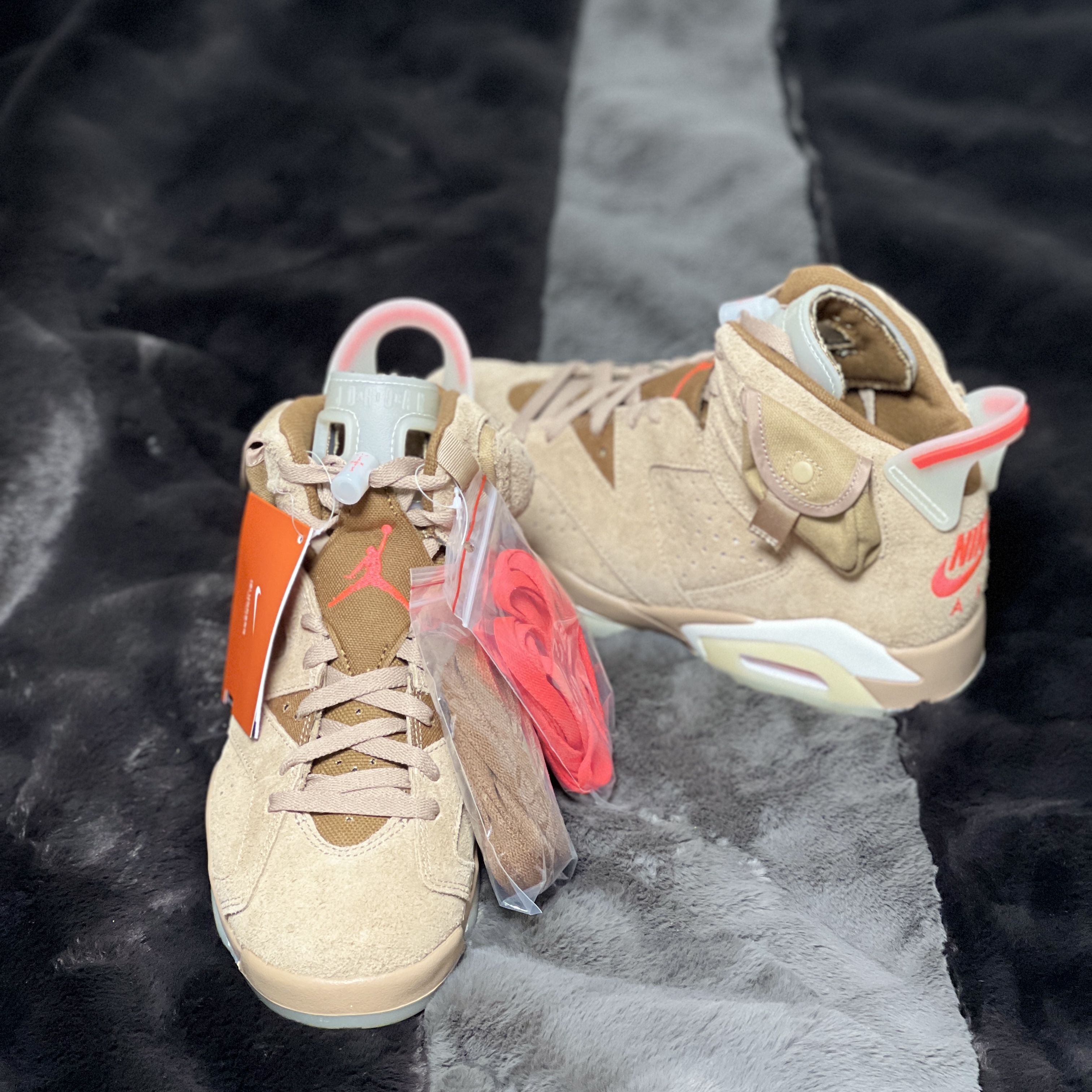 Jordan 6 x Travis Scott Retro SP British Khaki 착용 스타일 - 1