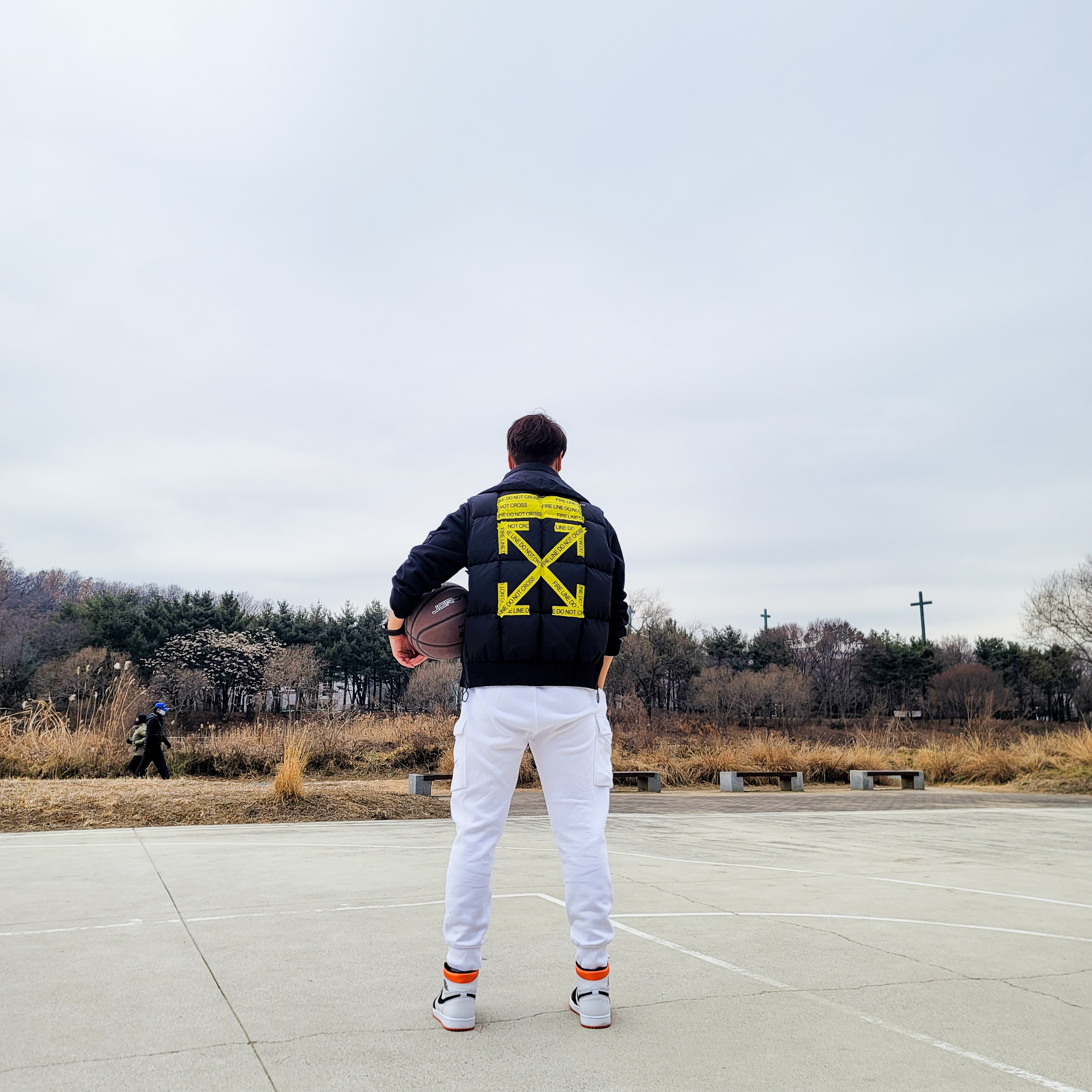 Jordan 1 Retro High OG Electro Orange, Stone Island 63020 Crewneck Sweatshirt Black - 21FW 착용 스타일 - 1