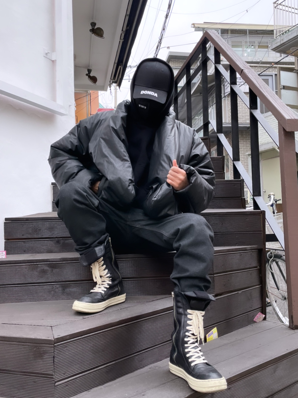 Yeezy Gap Round Jacket Black, Yeezy Gap Hoodie Black 착용 스타일 - 2