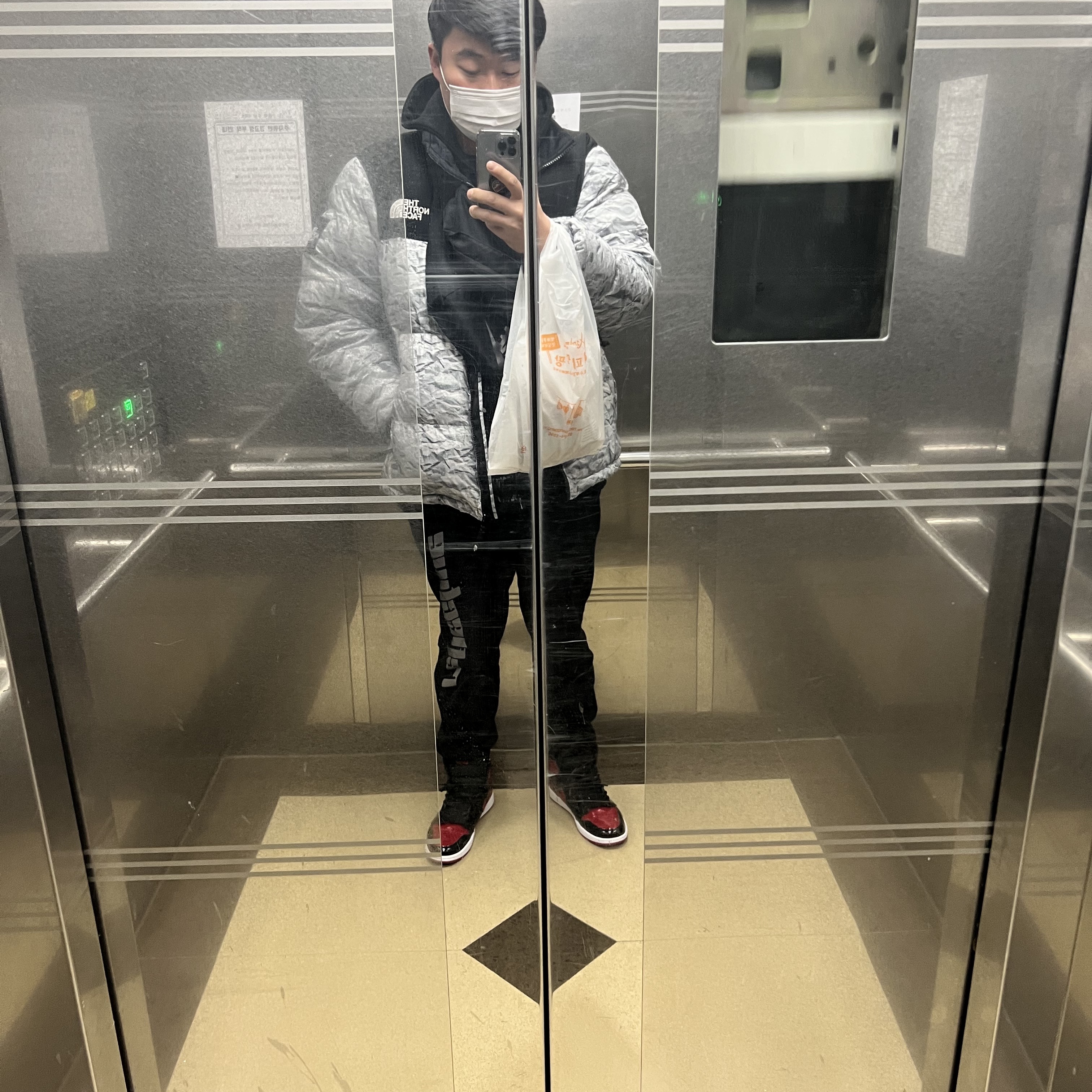 Jordan 1 Retro High OG Patent Bred, The North Face White Label Novelty Nuptse Down Jacket White 착용 스타일 - 2