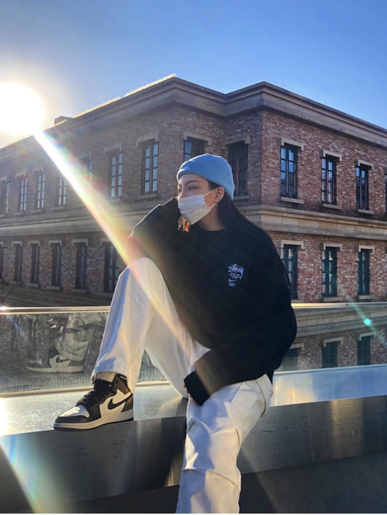 (GS) Jordan 1 Retro High OG Black Mocha, Nike x Stussy NRG ZR Fleece Crewneck Black - US/EU 착용 스타일