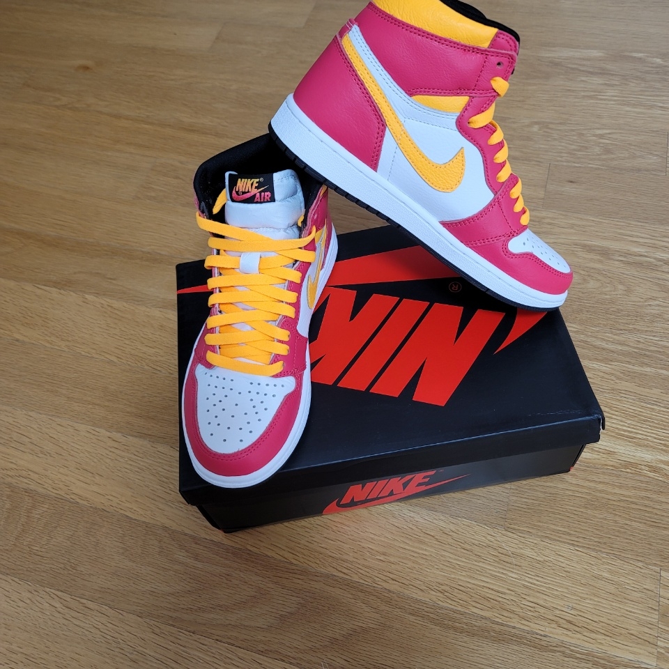 (W) Jordan 1 Mid Habanero Red, Jordan 1 Retro High OG Light Fusion Red 착용 스타일 - 2