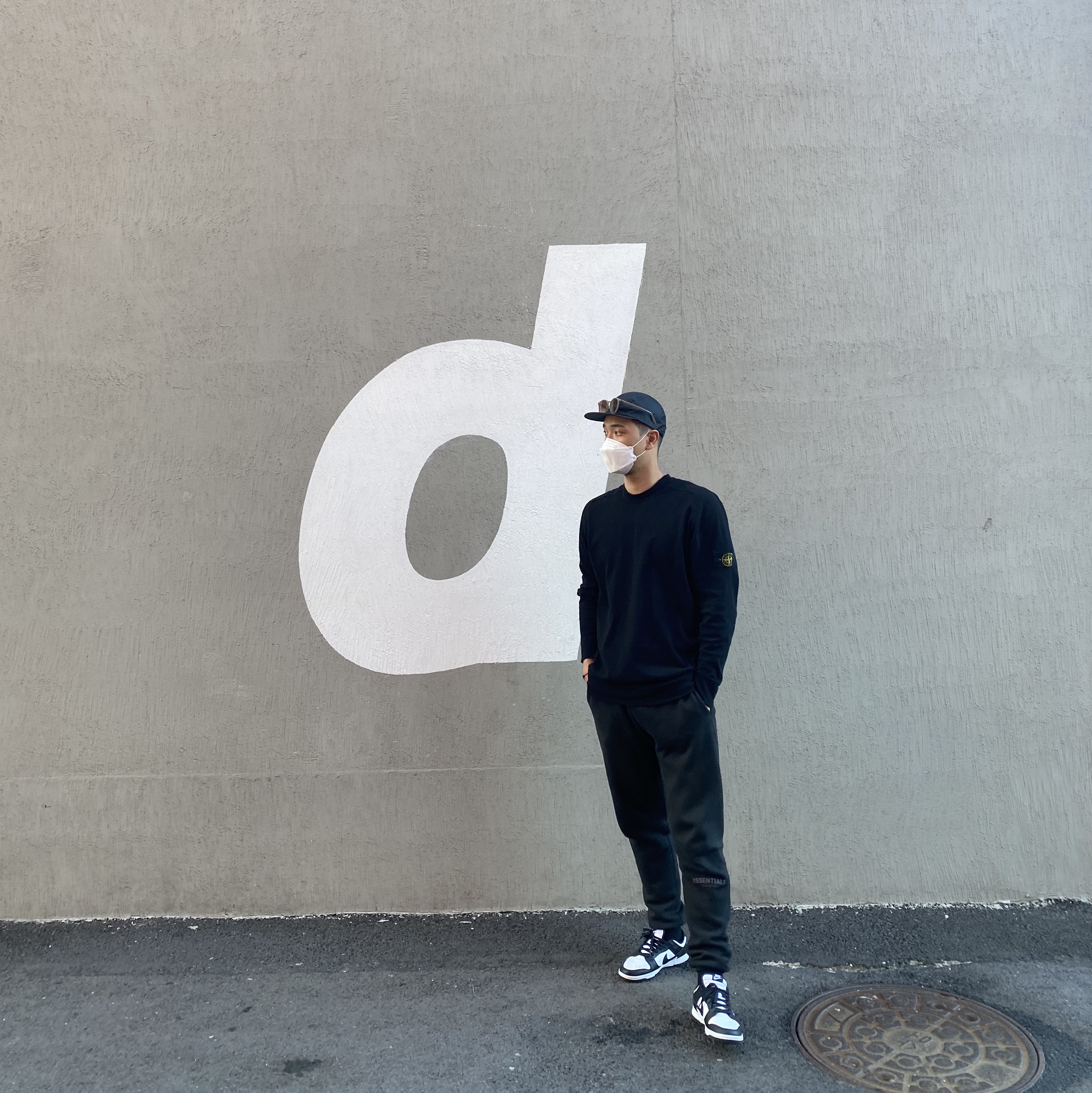 Supreme Washed Chino Twill Camp Cap Black, Stone Island 63051 Crewneck Sweatshirt Black - 22SS 착용 스타일 - 3