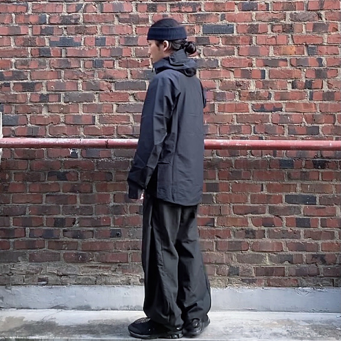 Arc'teryx Zeta SL Jacket Black, Asics x Vivienne Westwood Gel-Kayano 26 Black 착용 스타일