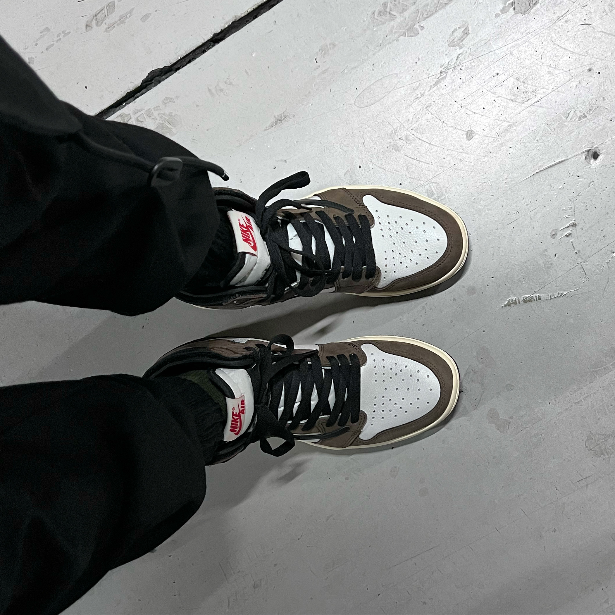 Jordan 1 x Travis Scott Retro High OG SP Mocha 착용 스타일 - 2