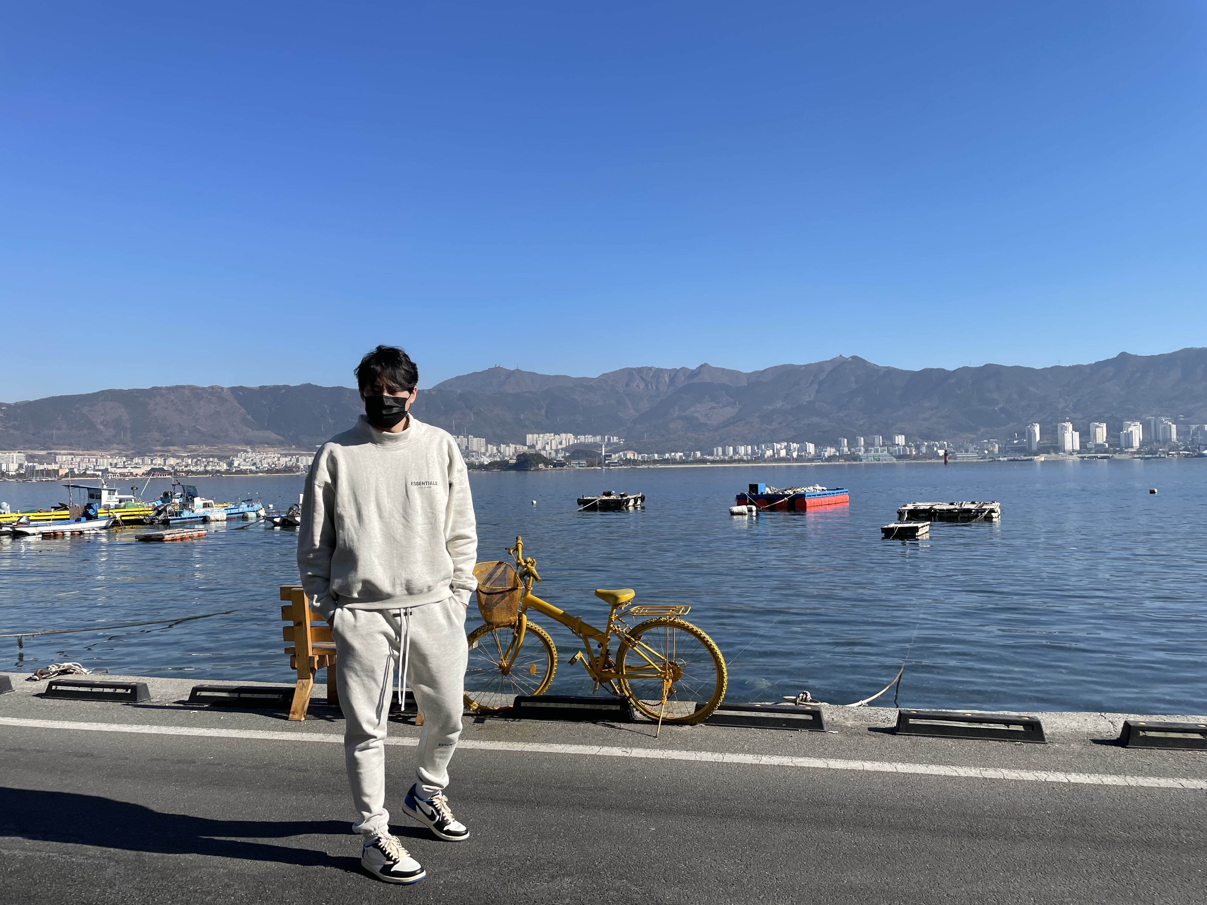 Jordan 1 x Travis Scott x Fragment Retro Low OG SP Military Blue, Essentials The Core Collection Sweatpants Oatmeal 착용 스타일 - 1